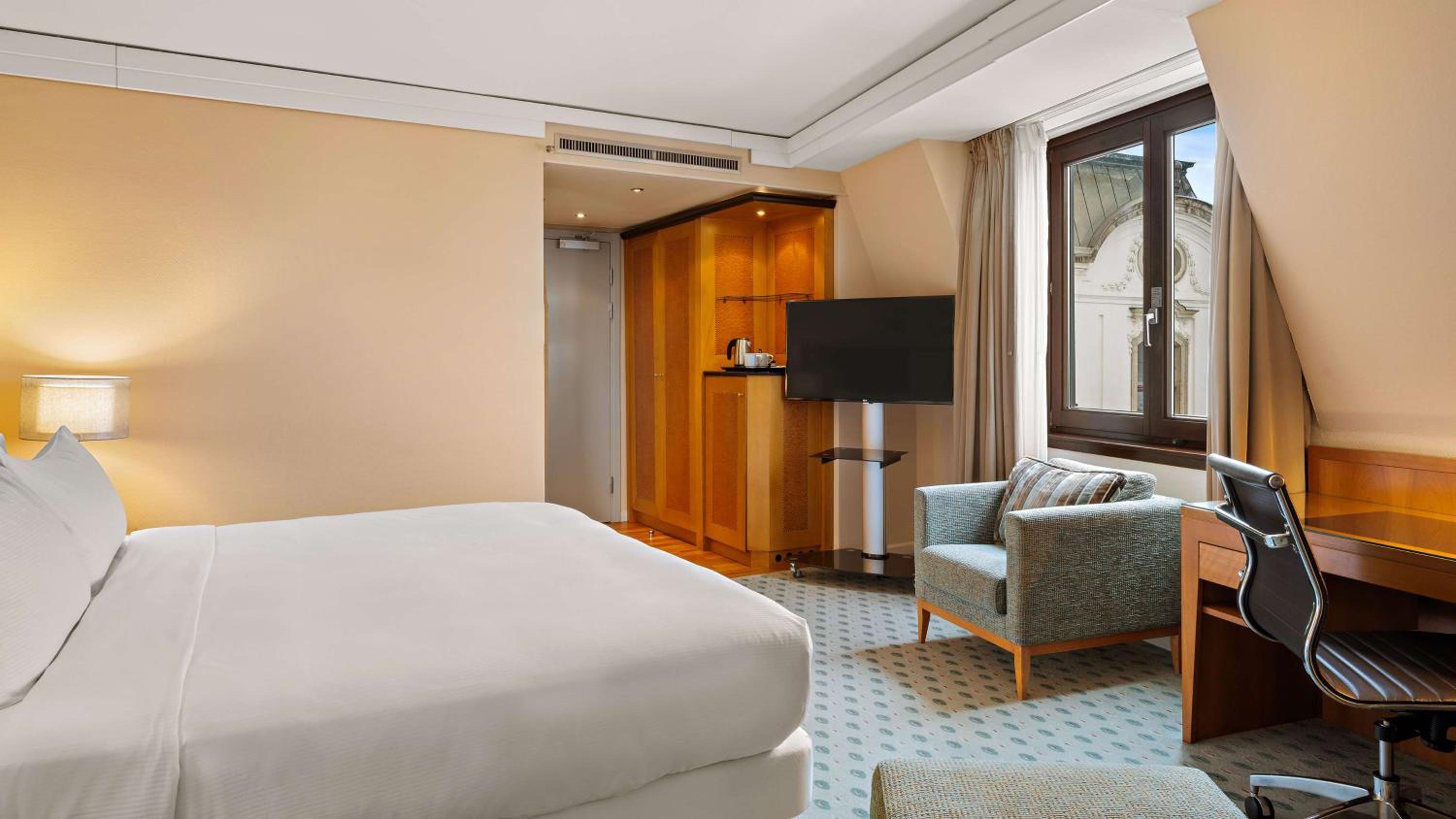 Queen Executive Room with Riverview and access to the Executive Lounge
