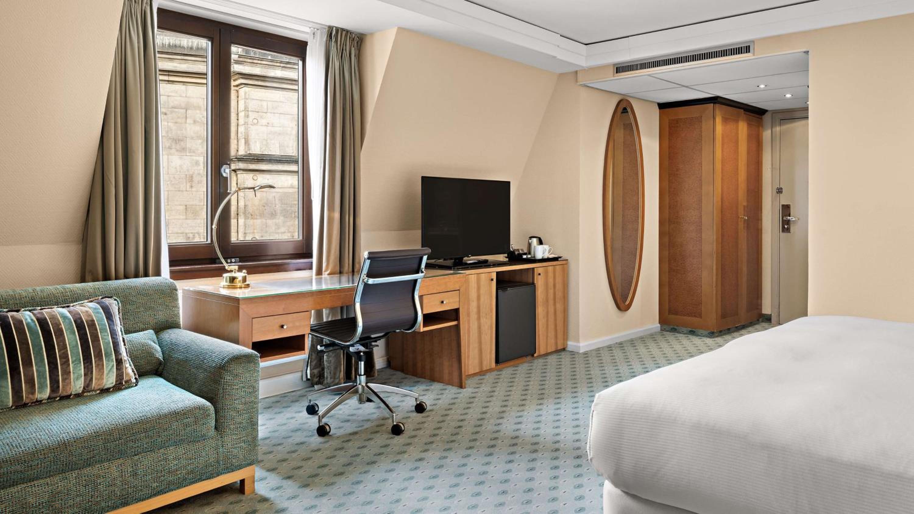 Executive Queen Family Room with view of the Procession of Princes and access to the Executive Lounge