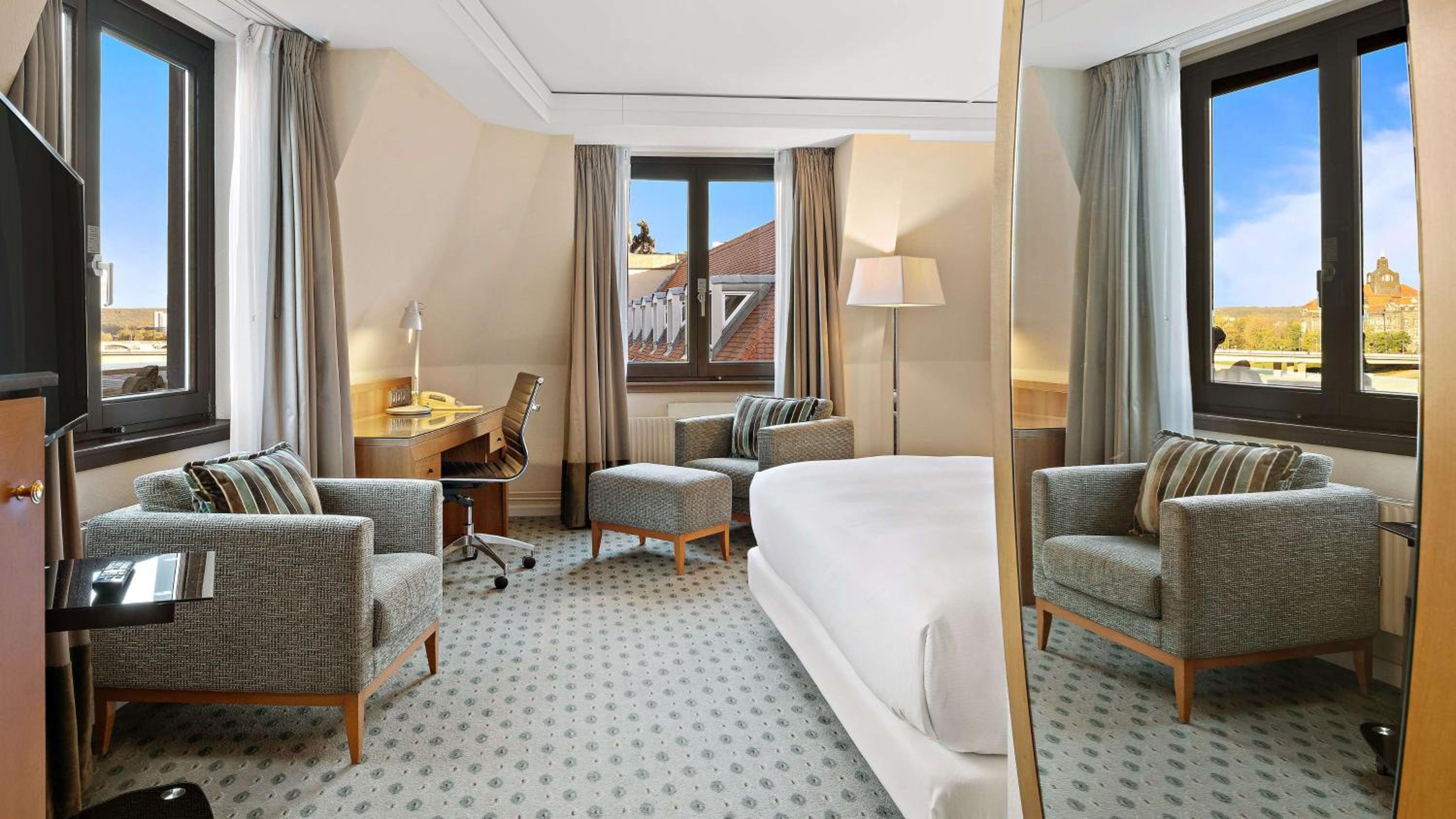 Queen Executive Room with Riverview and access to the Executive Lounge thumbnail 6