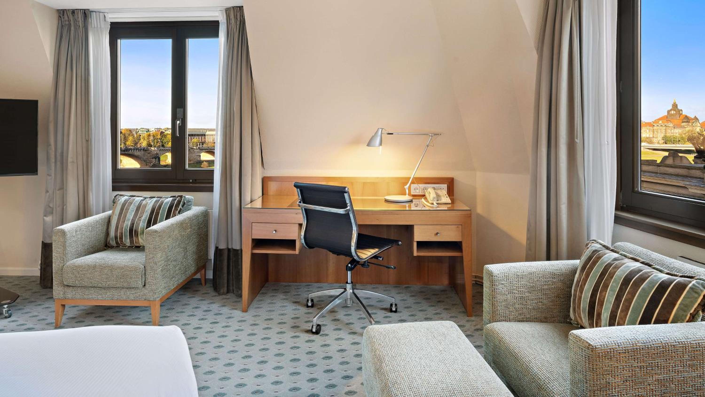 Queen Executive Room with Riverview and access to the Executive Lounge thumbnail 5
