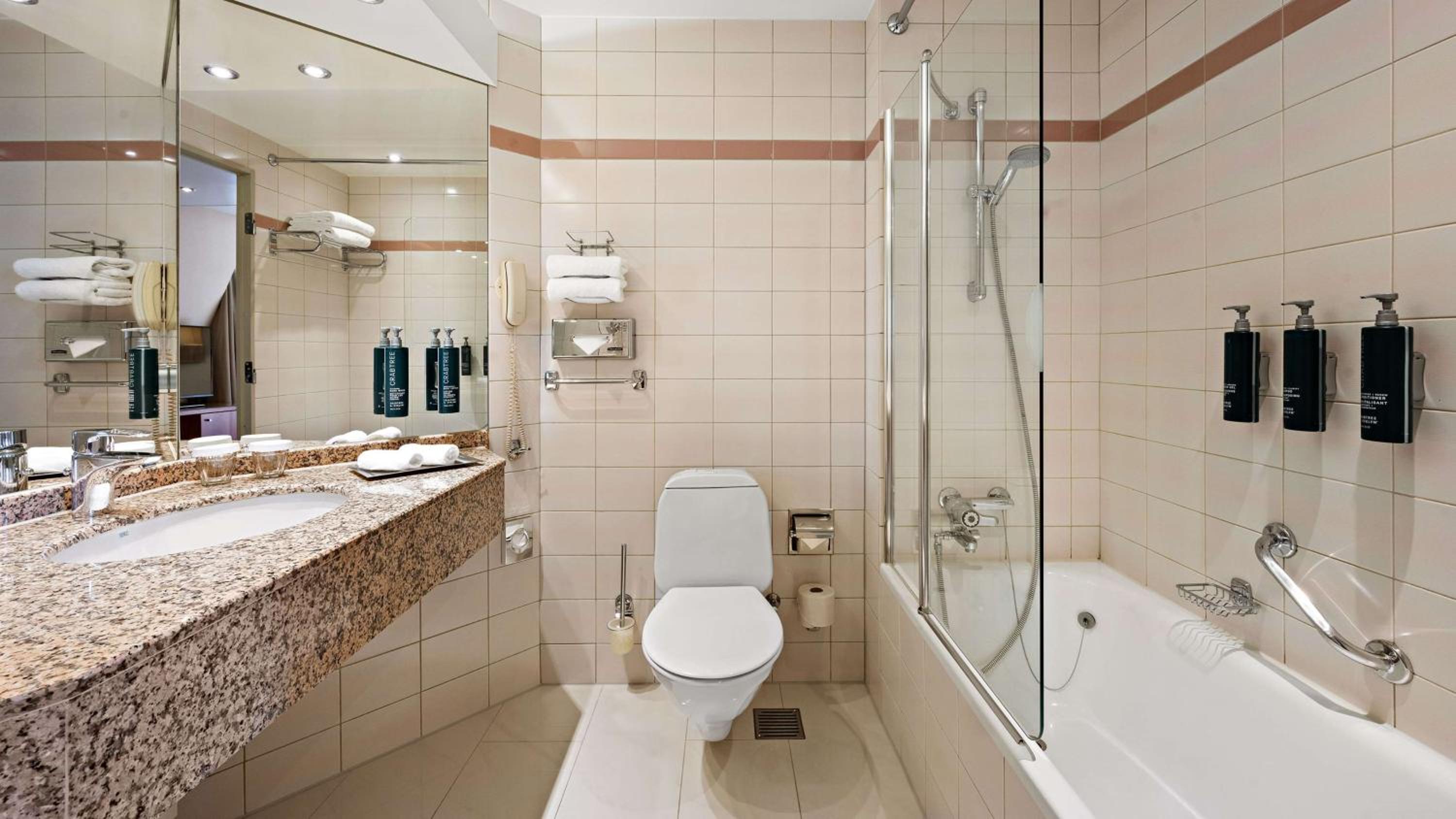 Queen Executive Room with Riverview and access to the Executive Lounge