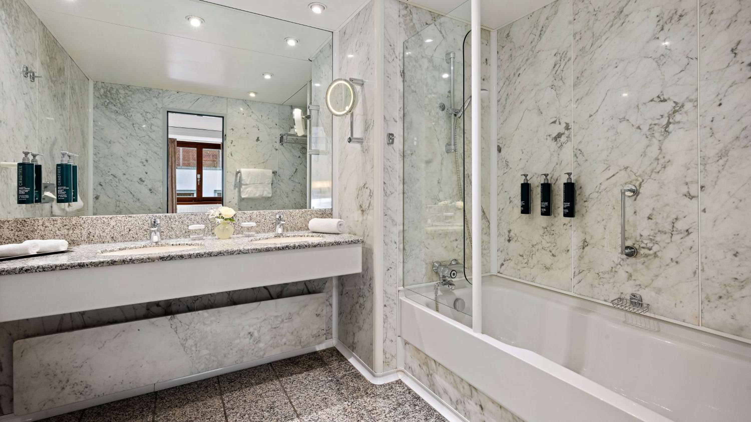 Corner King Suite - Photo 10