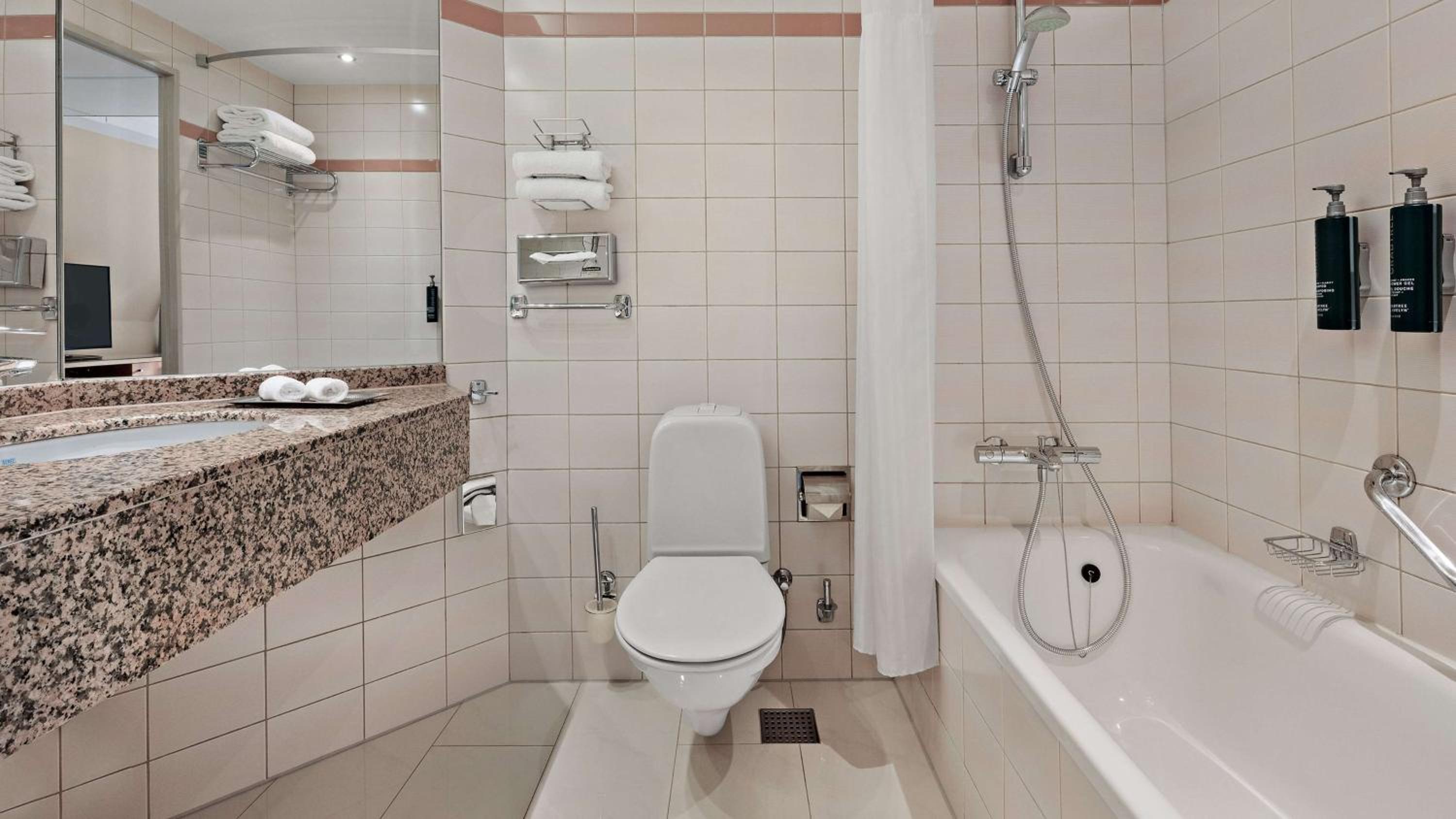 Queen Executive Room with Riverview and access to the Executive Lounge