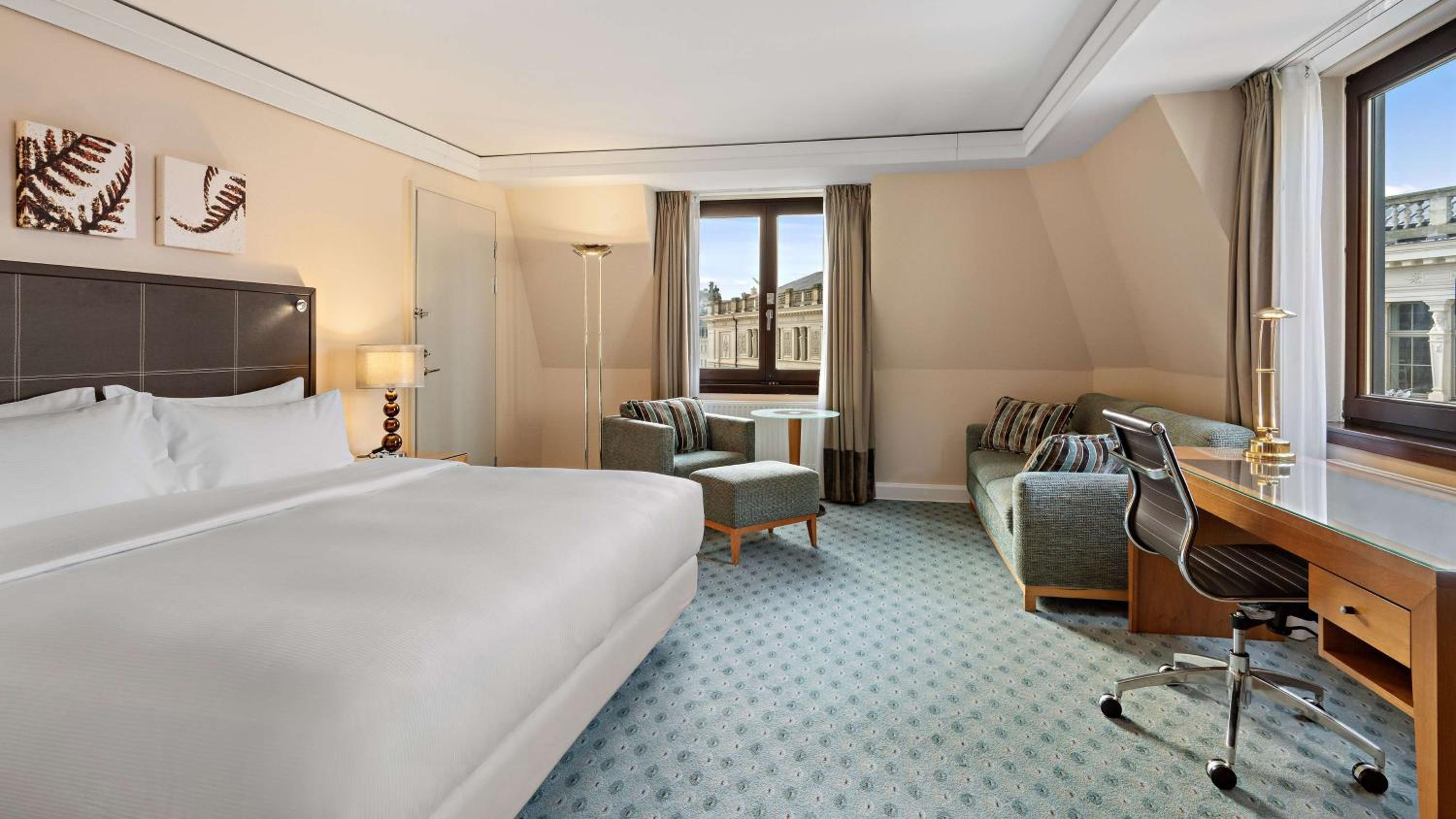 Executive Queen Family Room with view of the Procession of Princes and access to the Executive Lounge