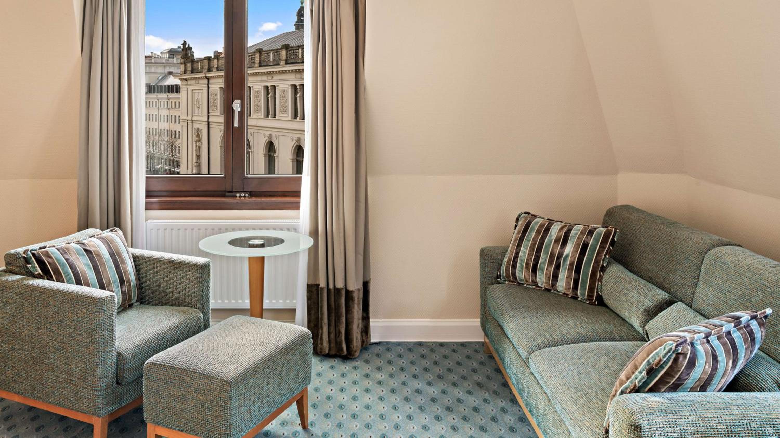 Executive Queen Family Room with view of the Procession of Princes and access to the Executive Lounge