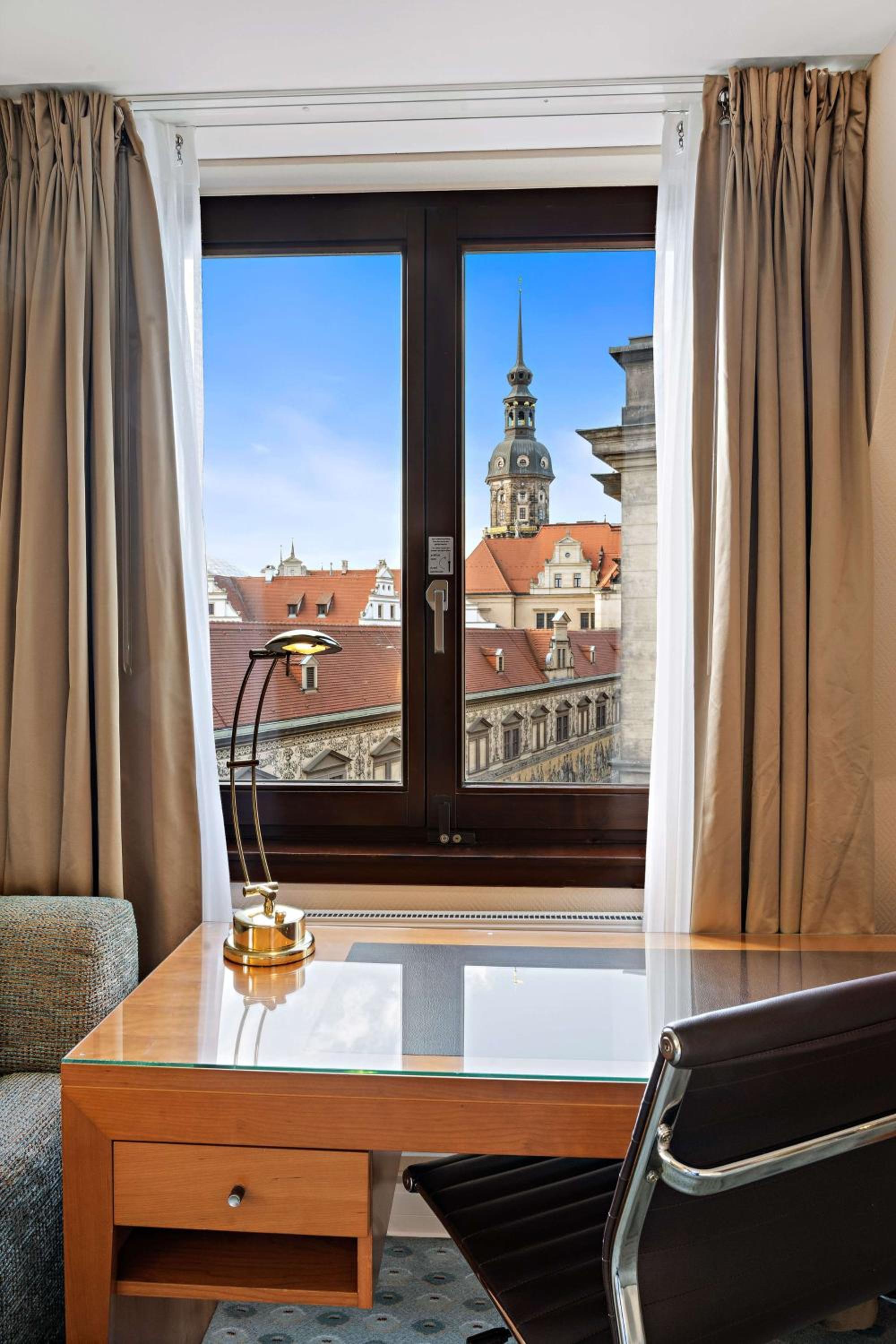 Executive Queen Family Room with view of the Procession of Princes and access to the Executive Lounge