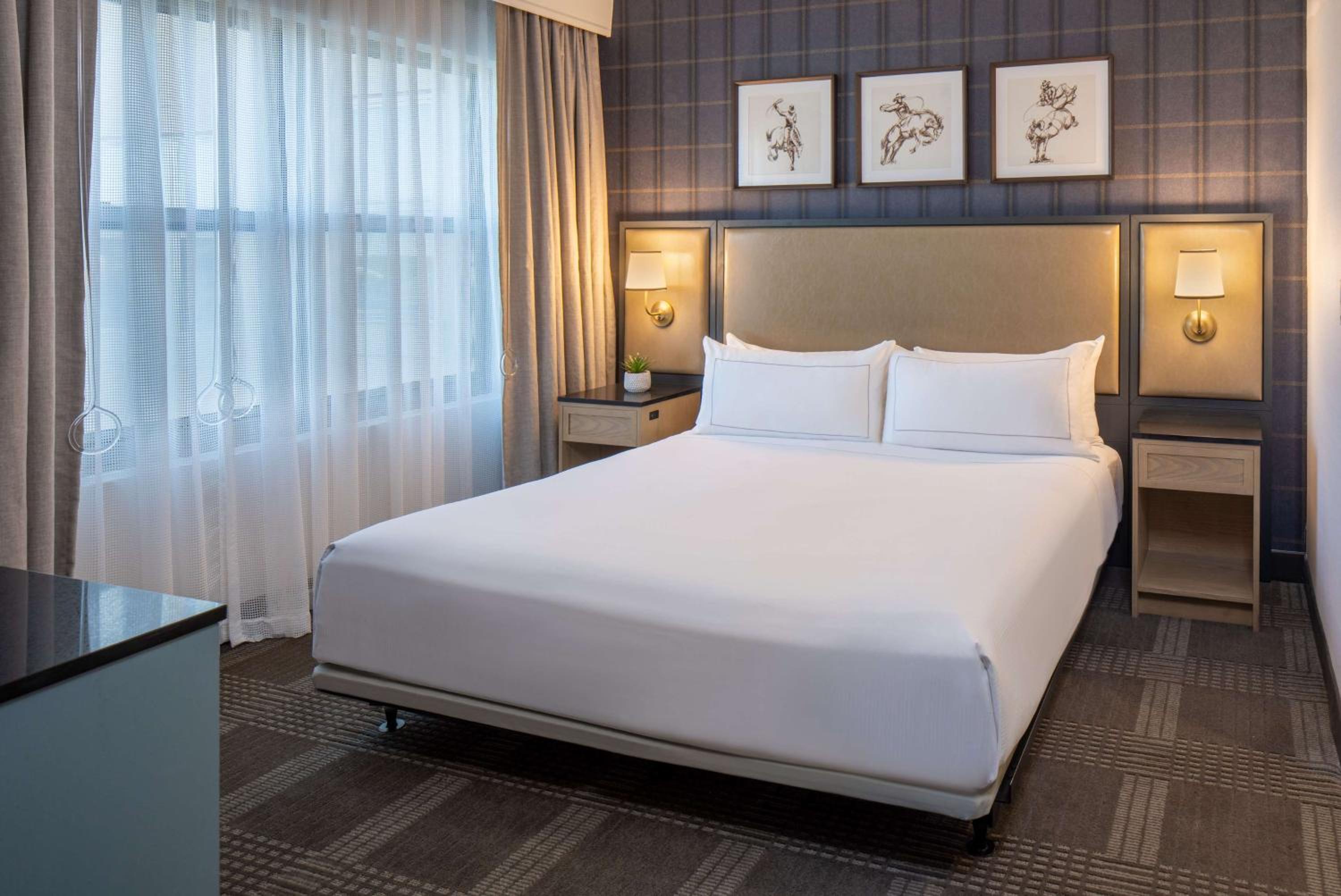King Room with Roll-In Shower - Mobility/Hearing Accessible - Photo 7