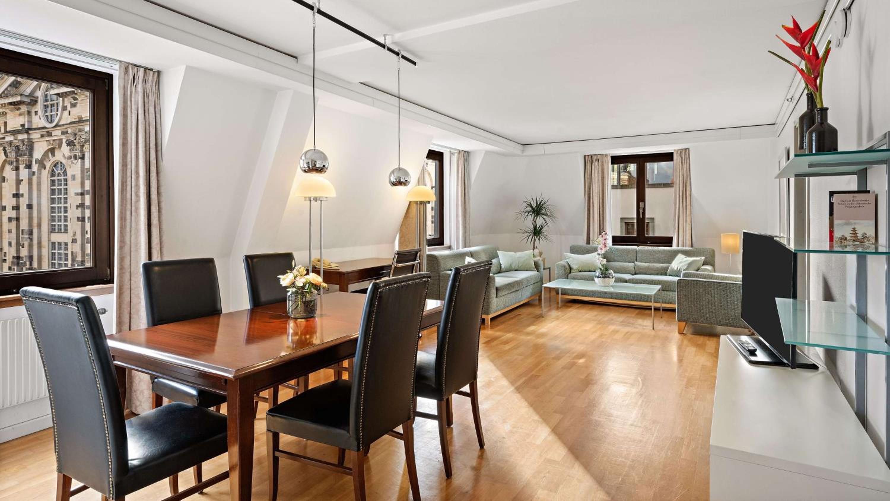 Corner King Suite - Photo 7