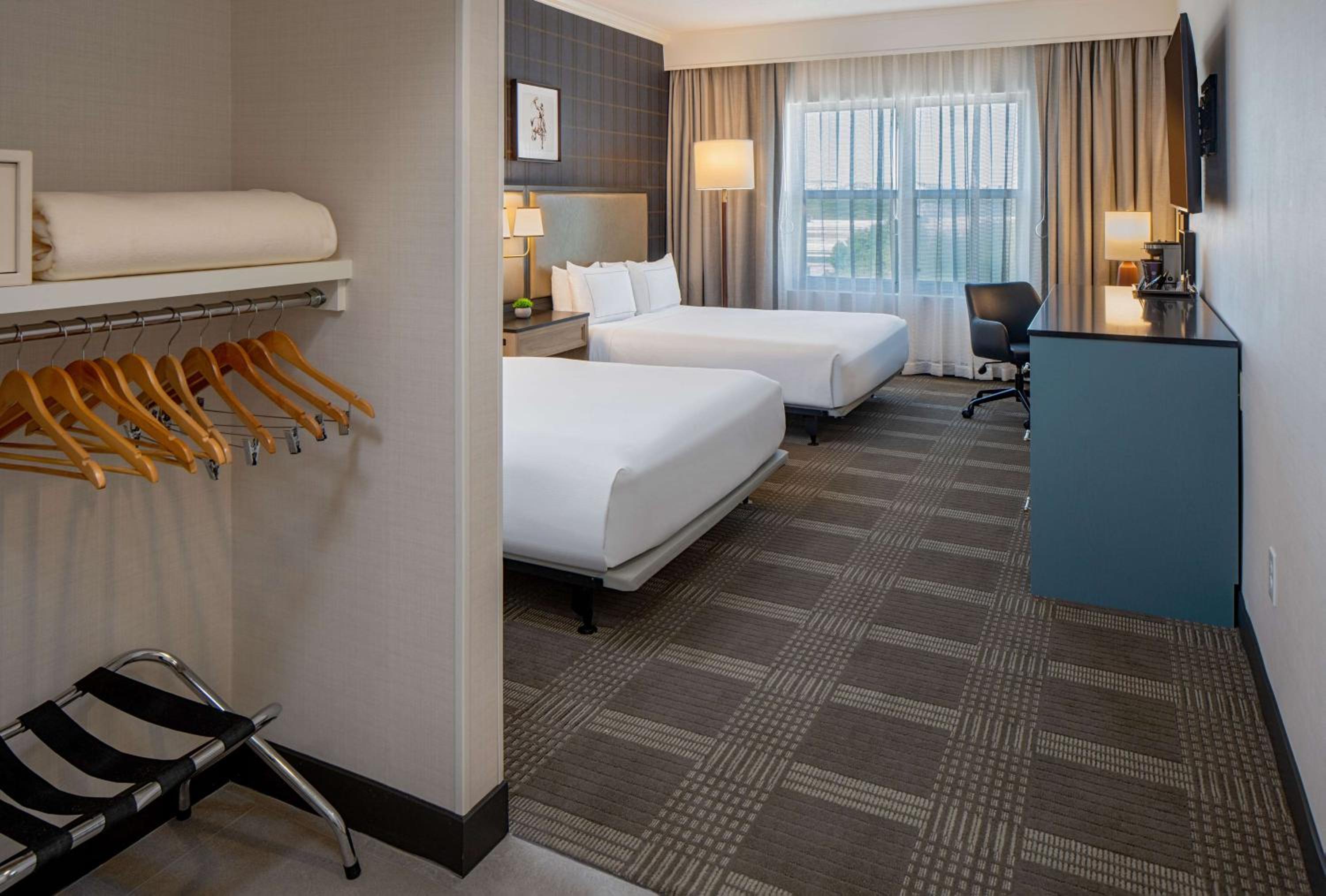 Queen Room with Two Queen Beds and Roll-In Shower - Disability Access - Photo 4