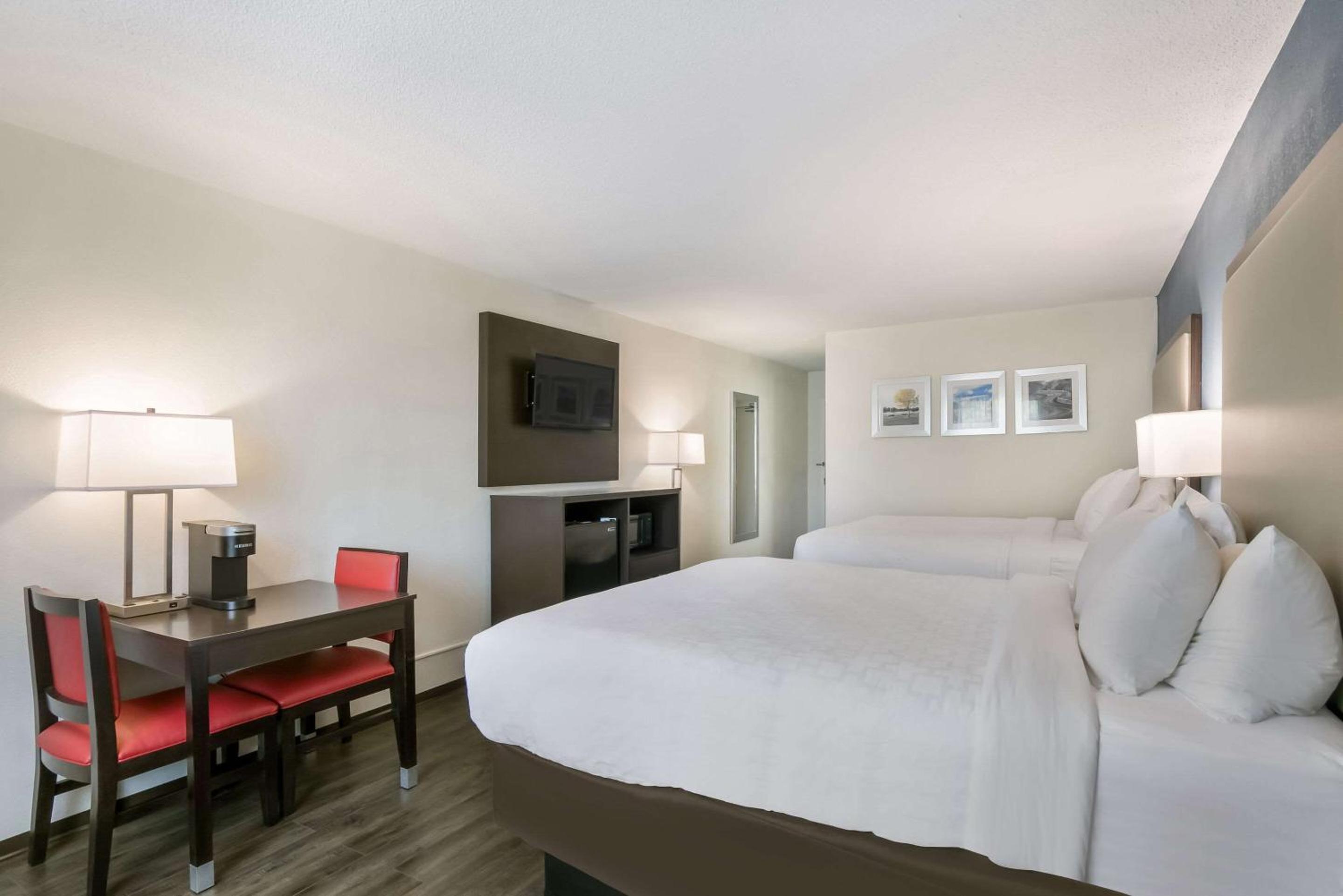 Standard Queen Room with Two Queen Beds - Non Smoking  - Photo 3