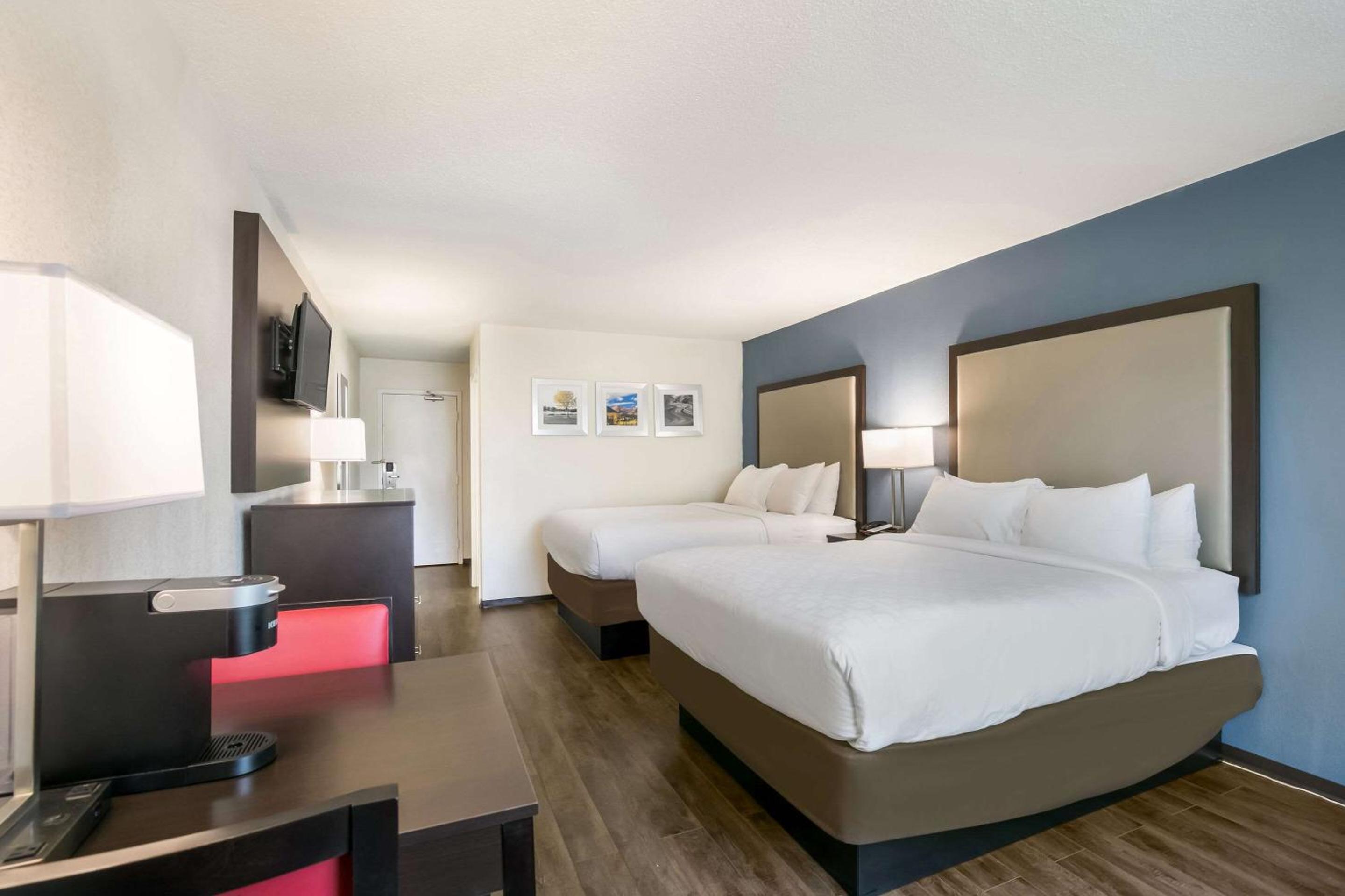Standard Queen Room with Two Queen Beds - Non Smoking  - Photo 4