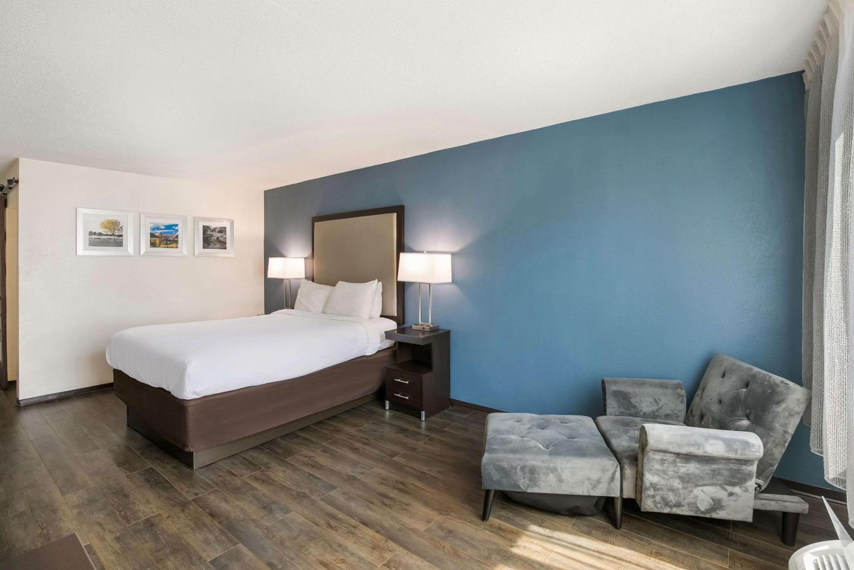 Queen Room - Accessible/Non Smoking - Photo 3