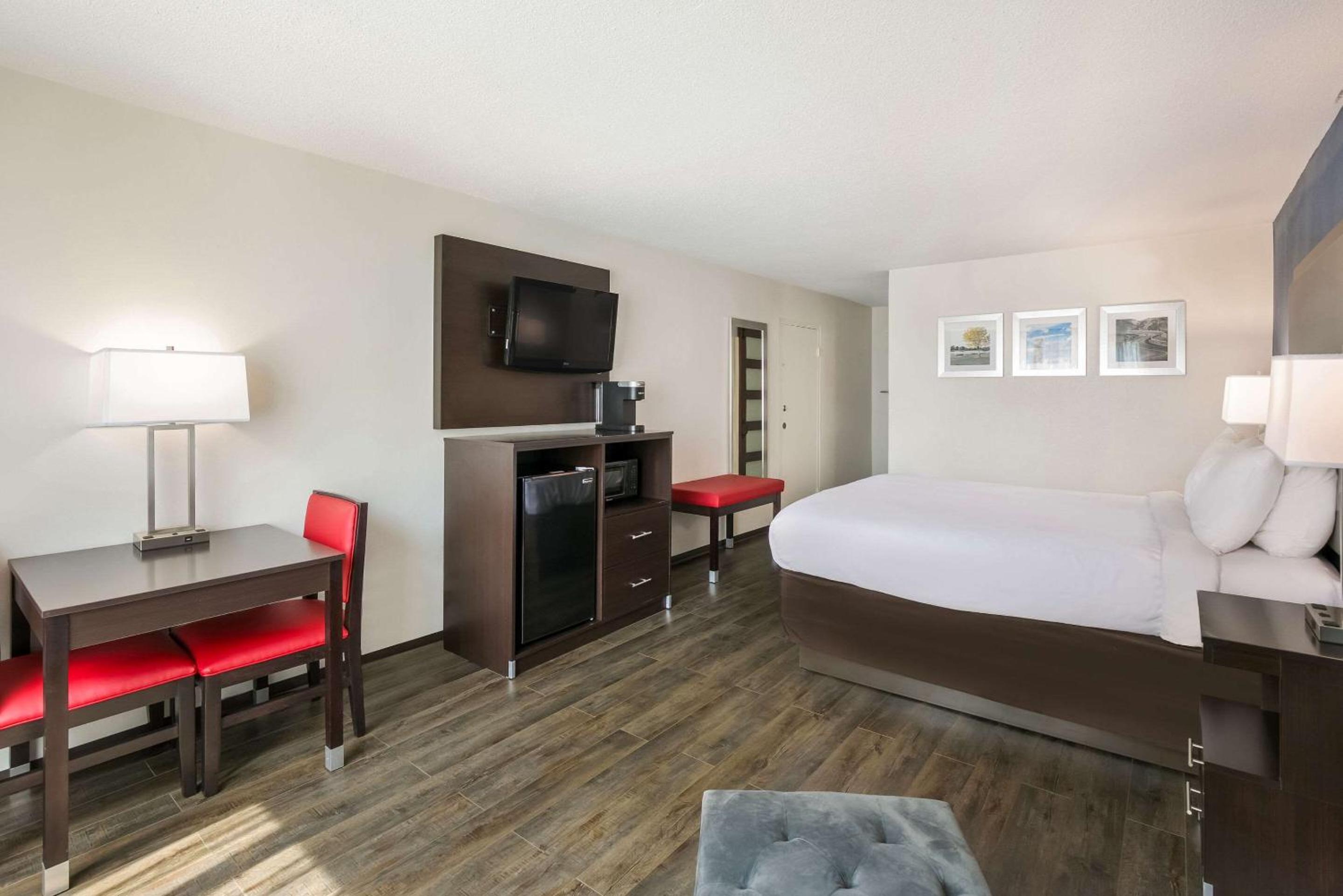 Queen Room - Accessible/Non Smoking - Photo 4