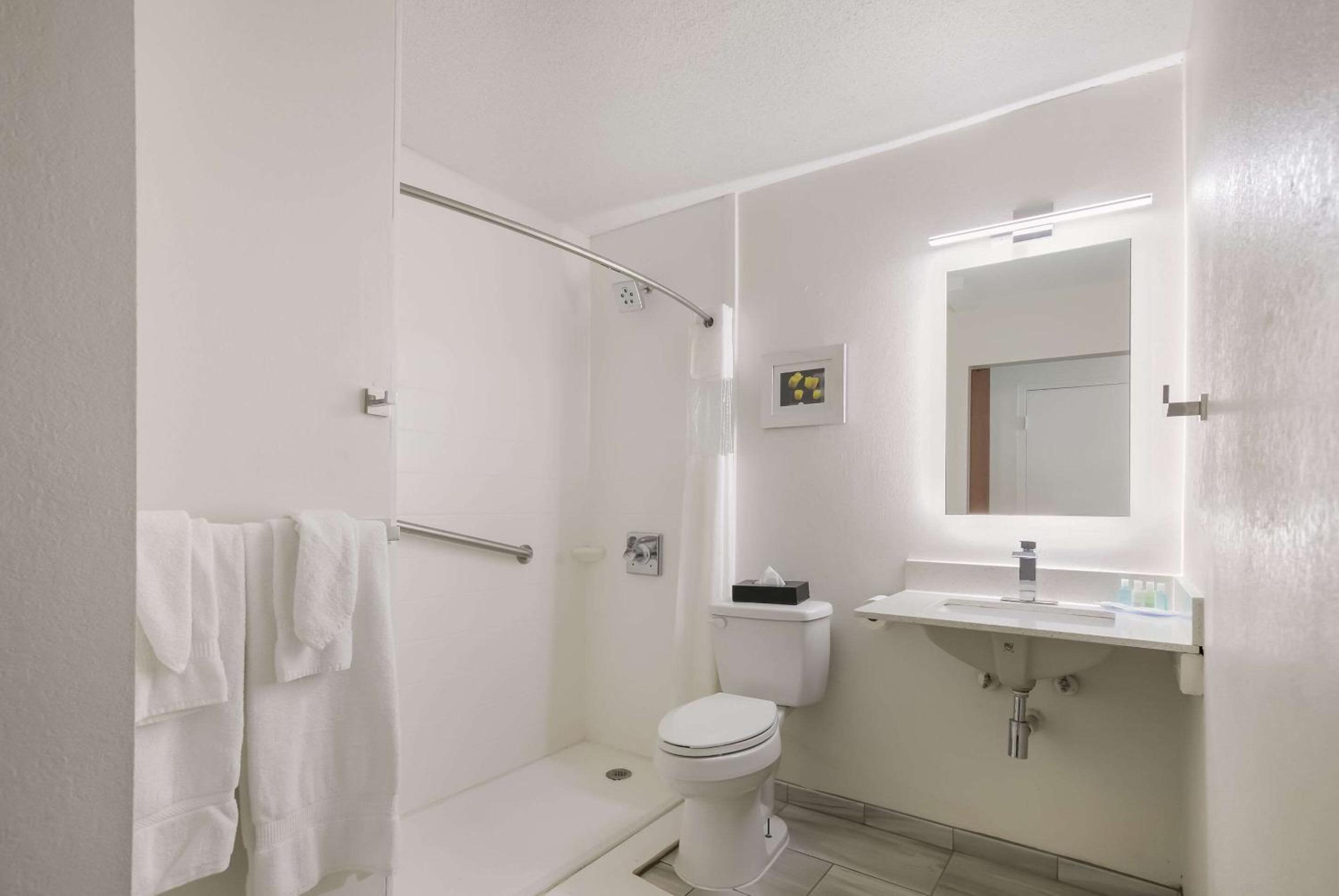 Queen Room - Accessible/Non Smoking - Photo 2