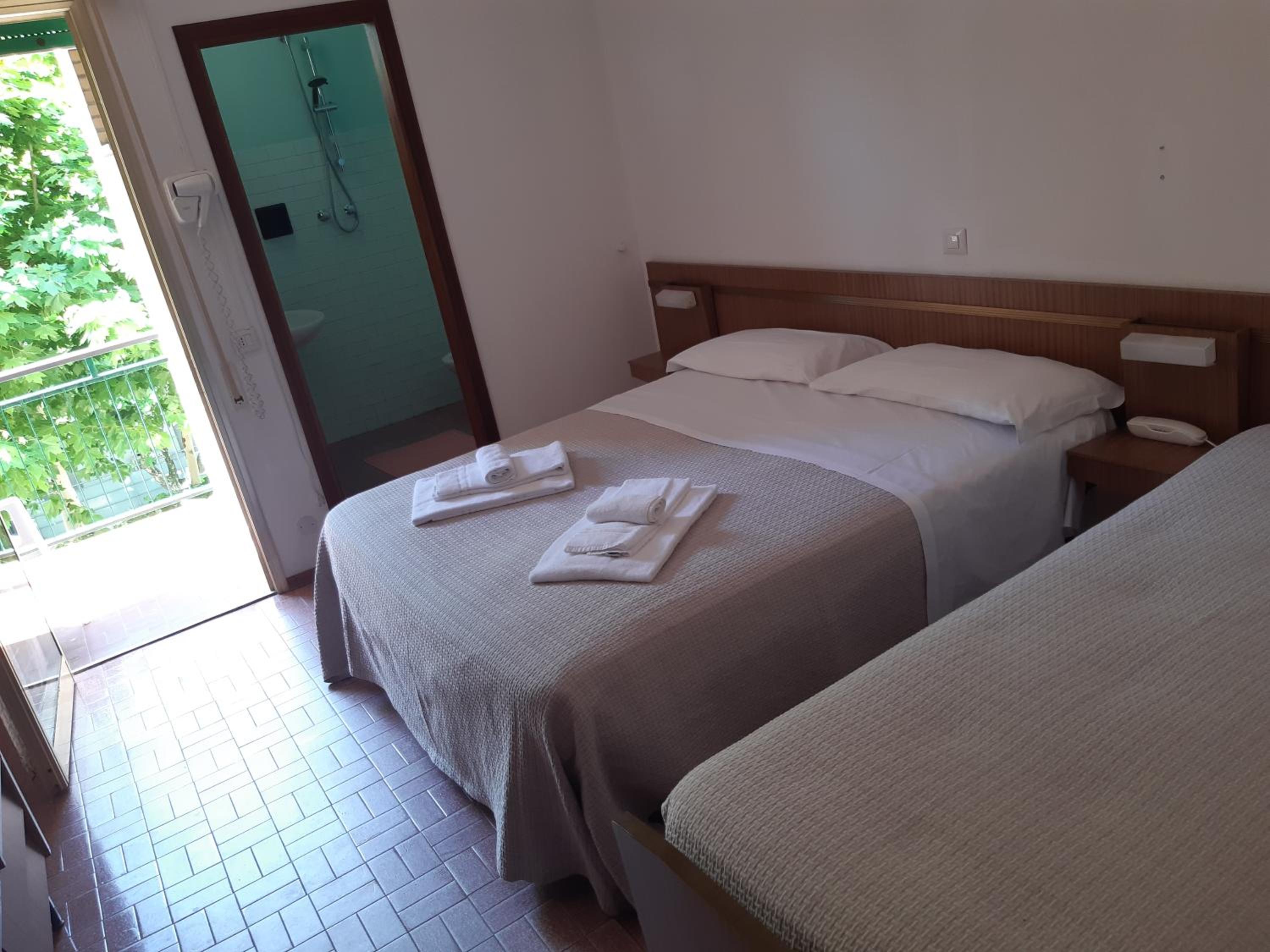 Triple Room with Bathroom - Photo 5