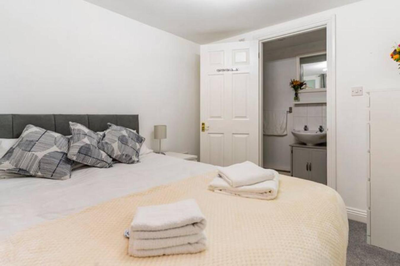 One-Bedroom Apartment photo 2
