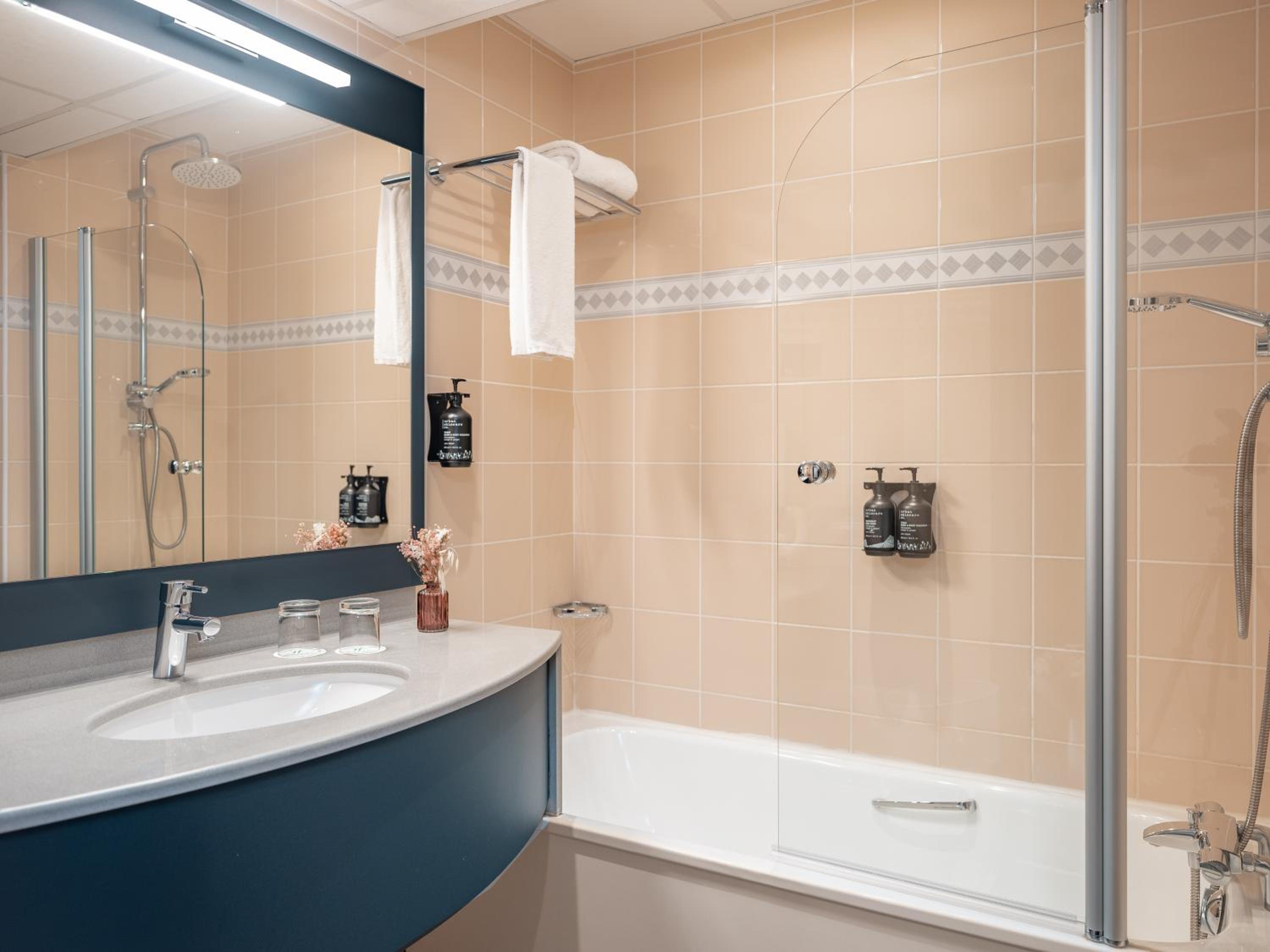 Premium Queen Room photo 2