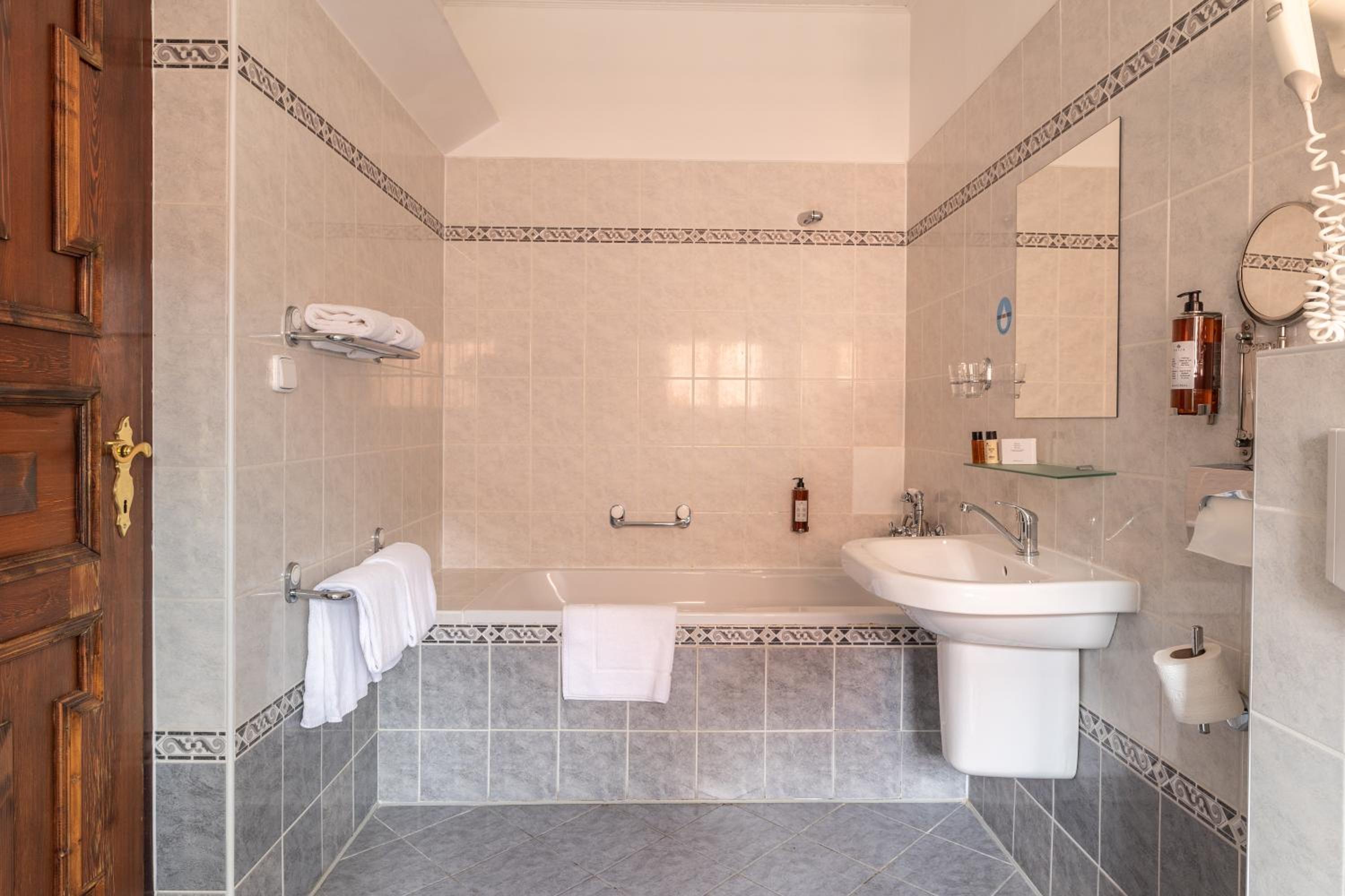 Double or Twin Room - Photo 3
