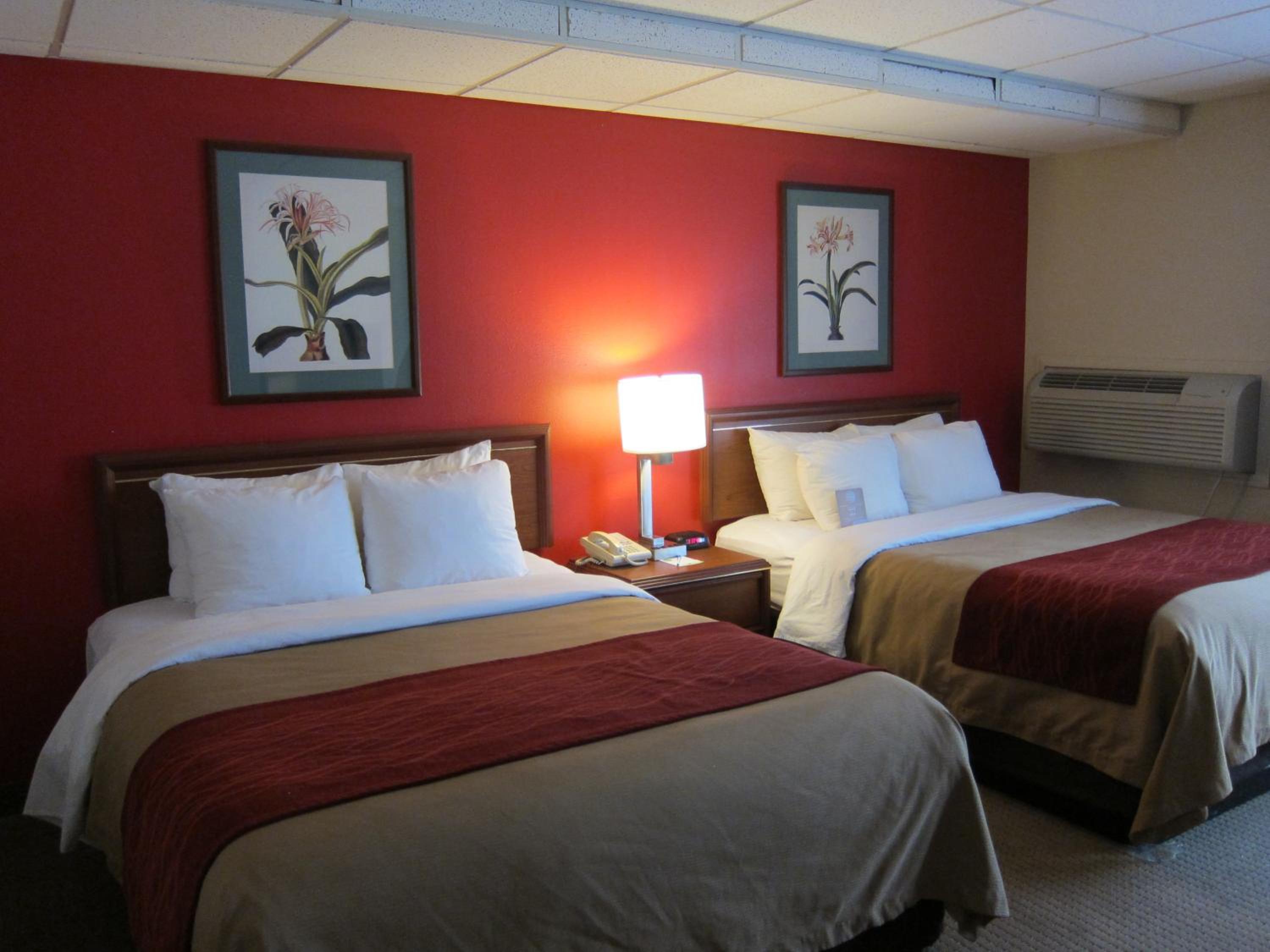 Queen Room with Two Queen Beds - Non-Smoking - Photo 2