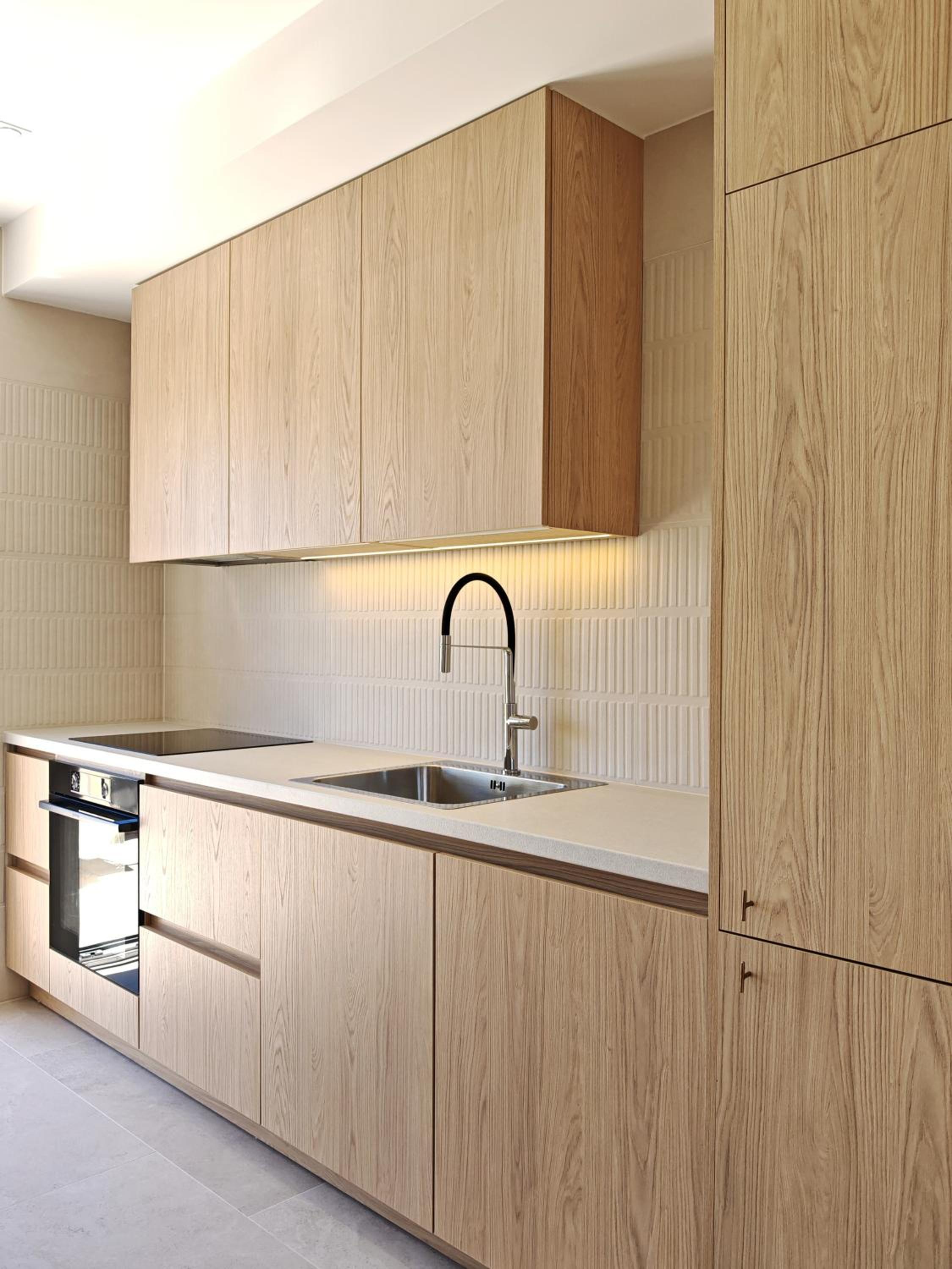 One-Bedroom Apartment with Balcony and Sea View photo 3