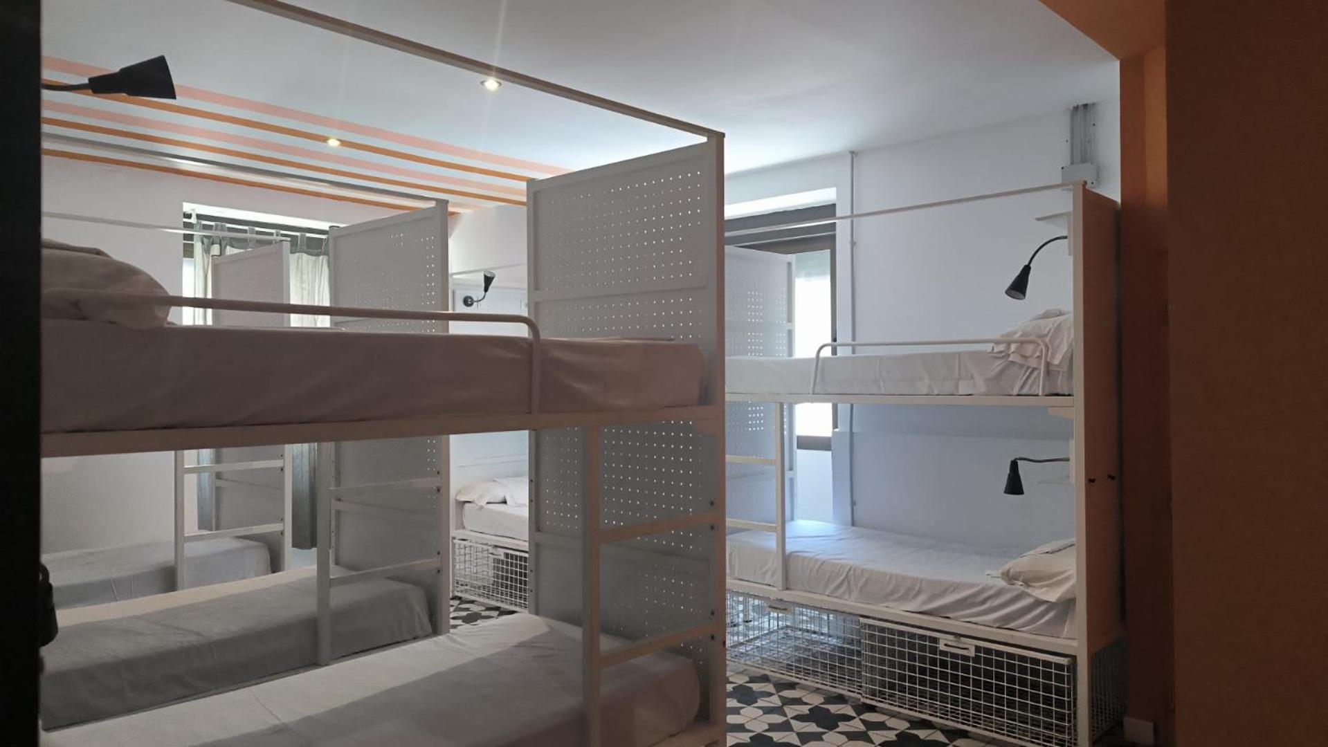 Litera en habitación compartida mixta de 10 camas con baño privado.