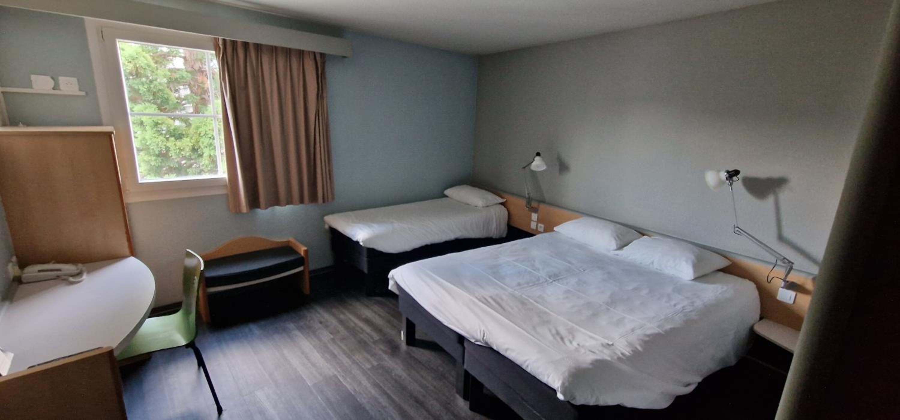 Standard Room with One Double Bed and One Single Bed - Photo 4