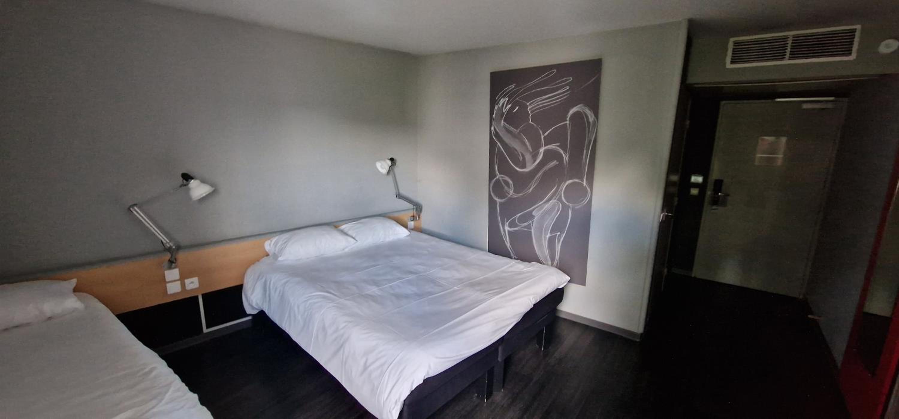 Standard Room with One Double Bed and One Single Bed - Photo 2