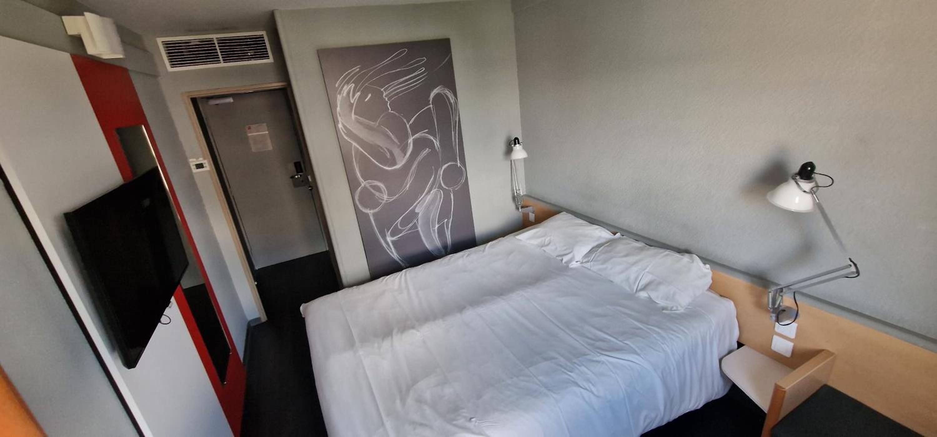 Standard Room with One Double Bed and One Single Bed - Photo 7