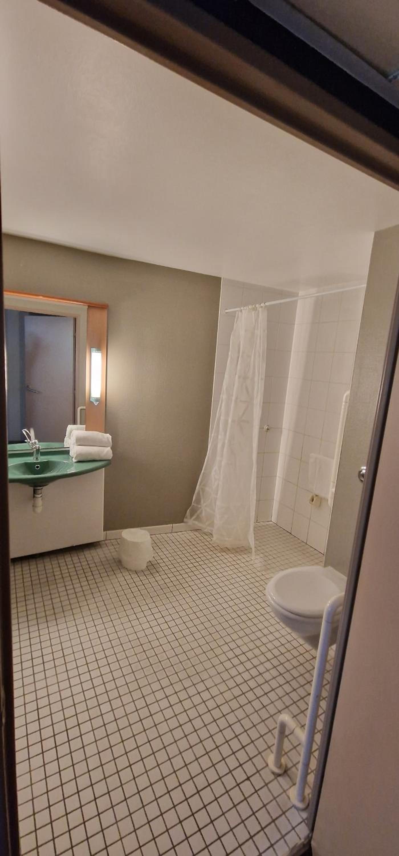 Standard Room with One Double Bed and One Single Bed - Photo 3