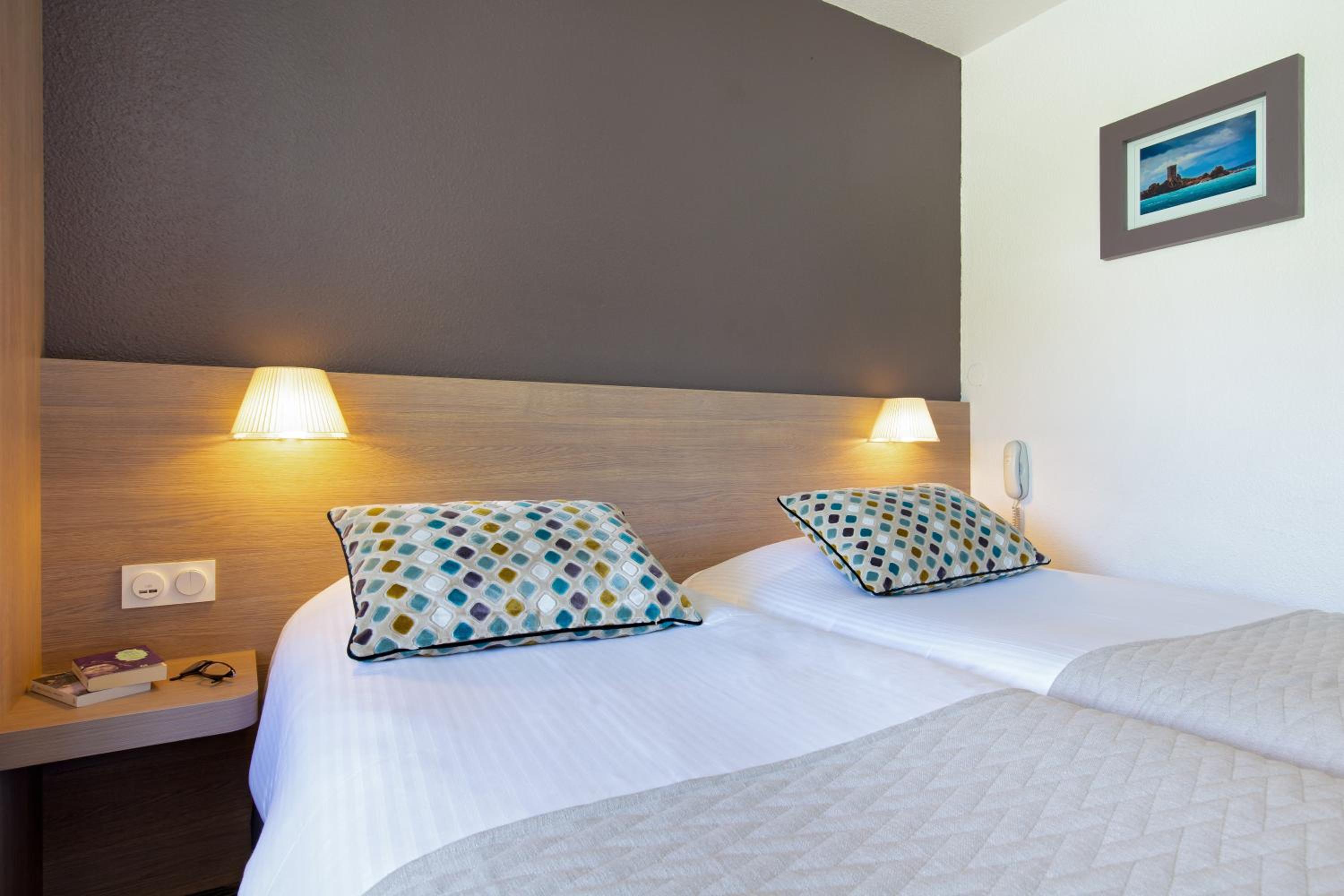 Standard Twin Room - Photo 1