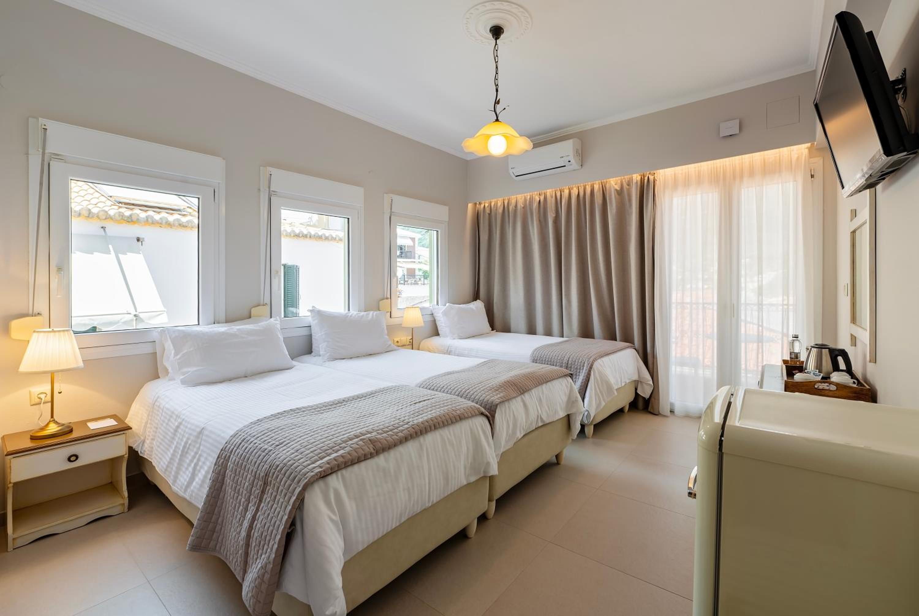 Chambre Triple de Luxe avec Vue Latérale sur la Mer