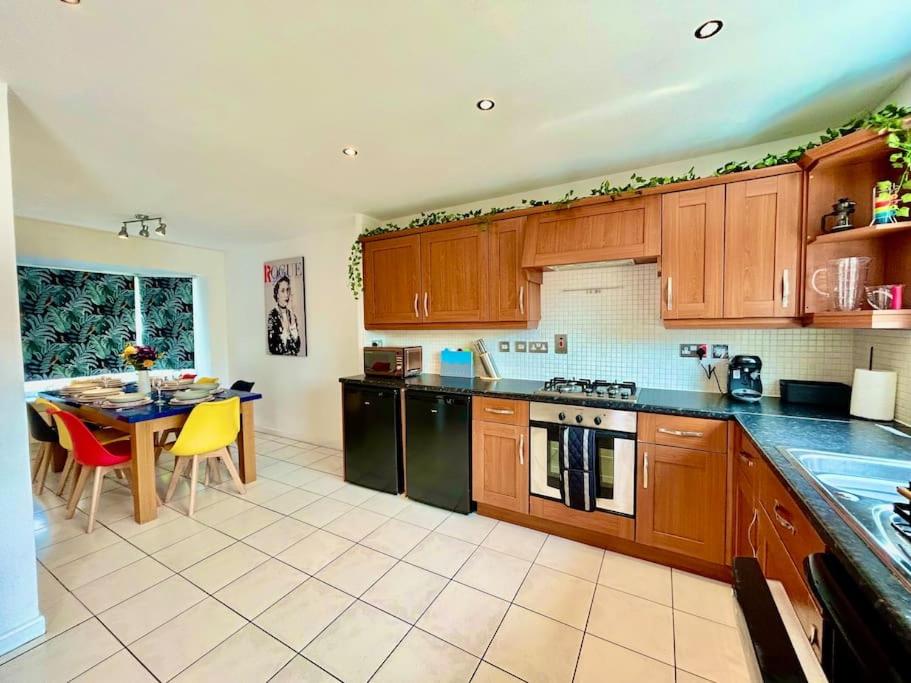 Six-Bedroom House photo 2