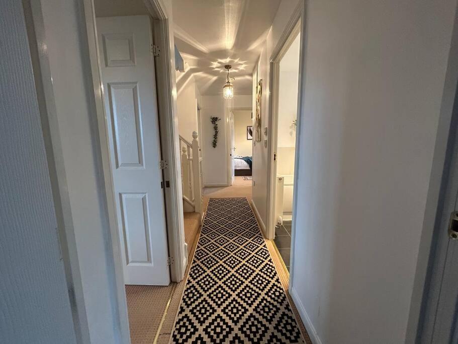 Six-Bedroom House photo 3