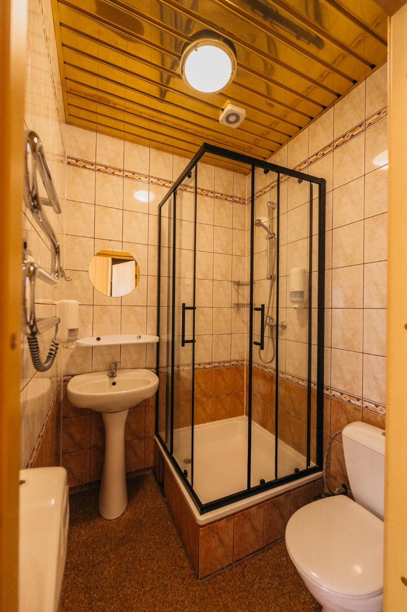 Quadruple Room with Private Bathroom - Photo 10