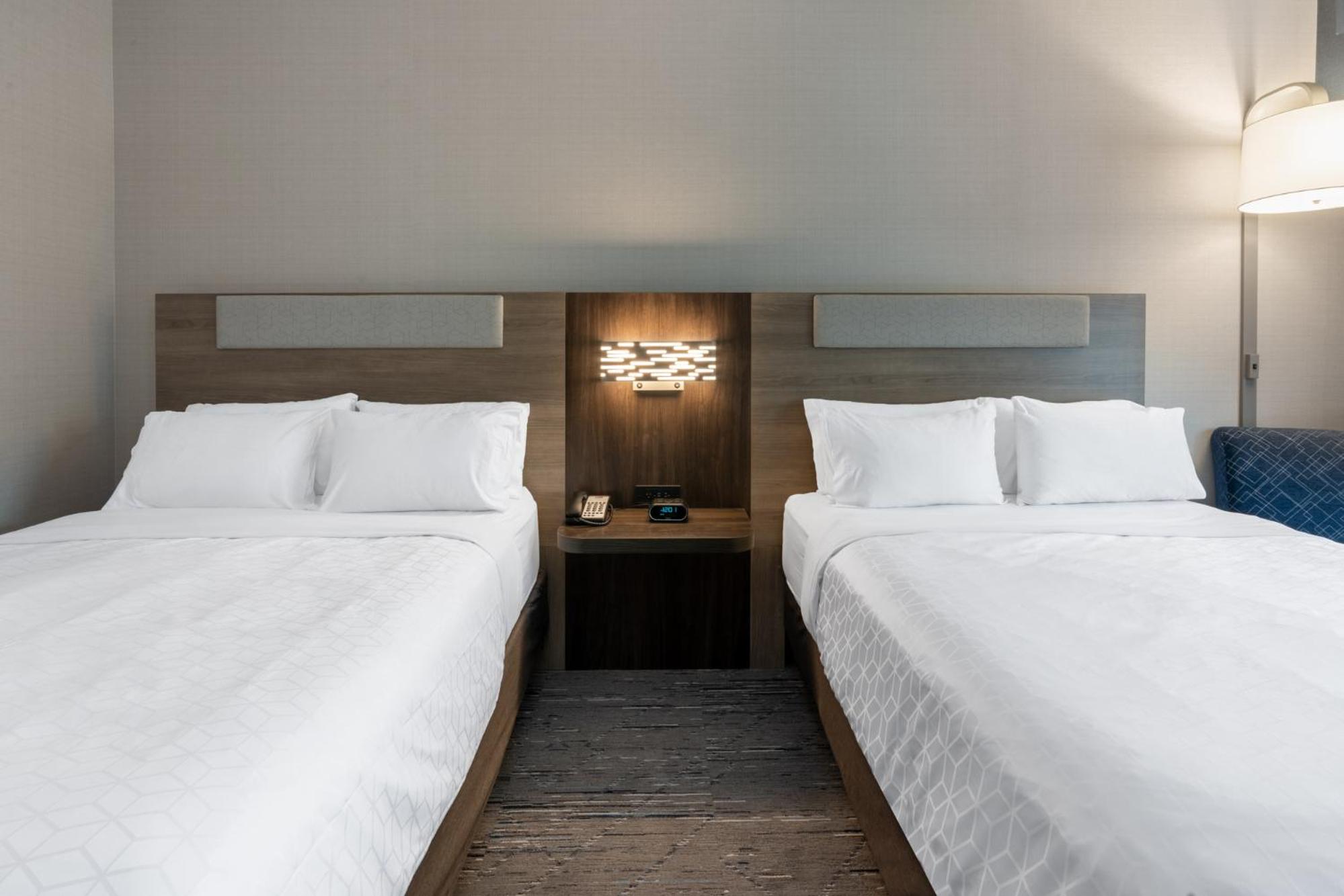 Standard Room with Two Queen Beds - Photo 4