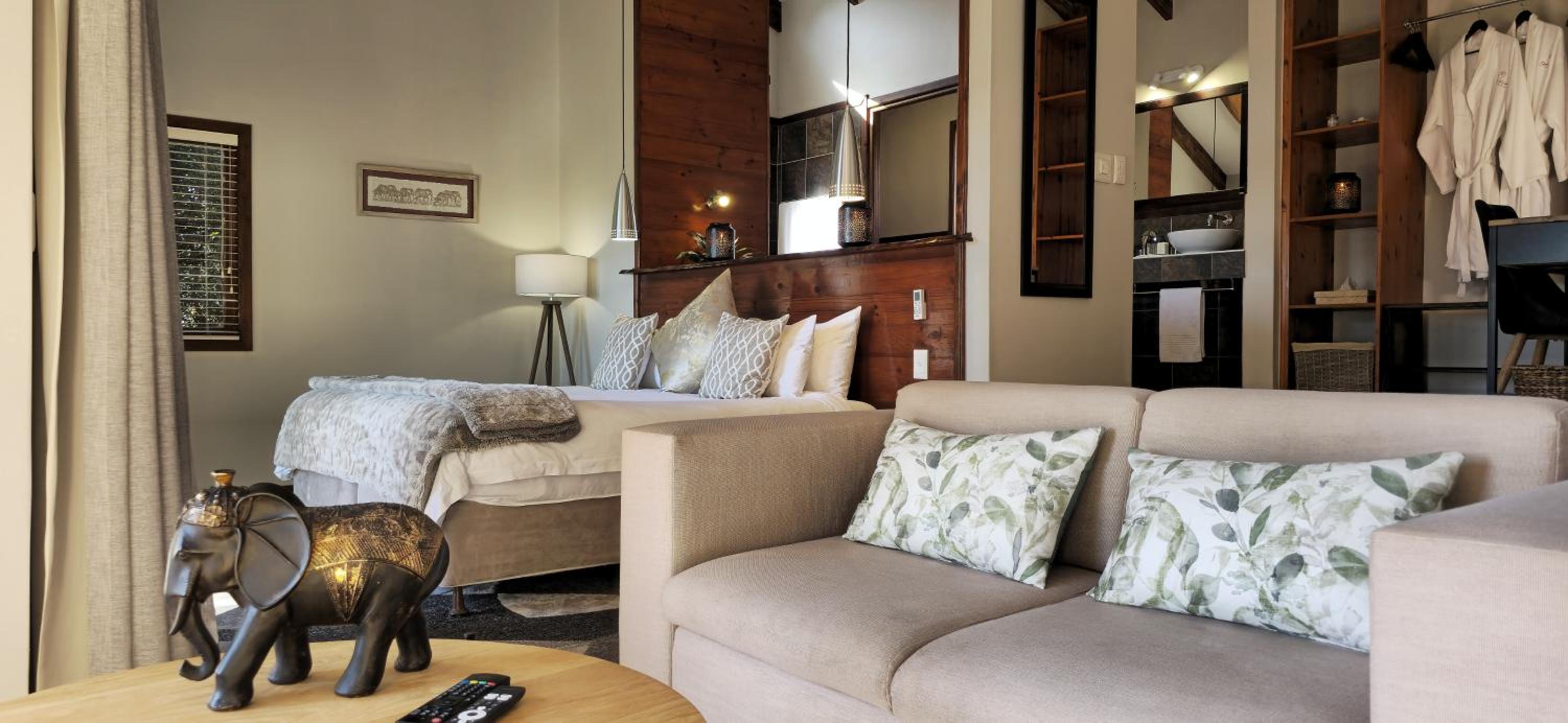 Executive Suite - Photo 4