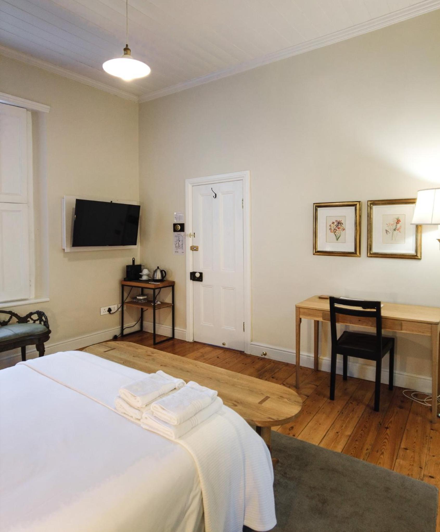 Deluxe Queen Suite - Photo 10