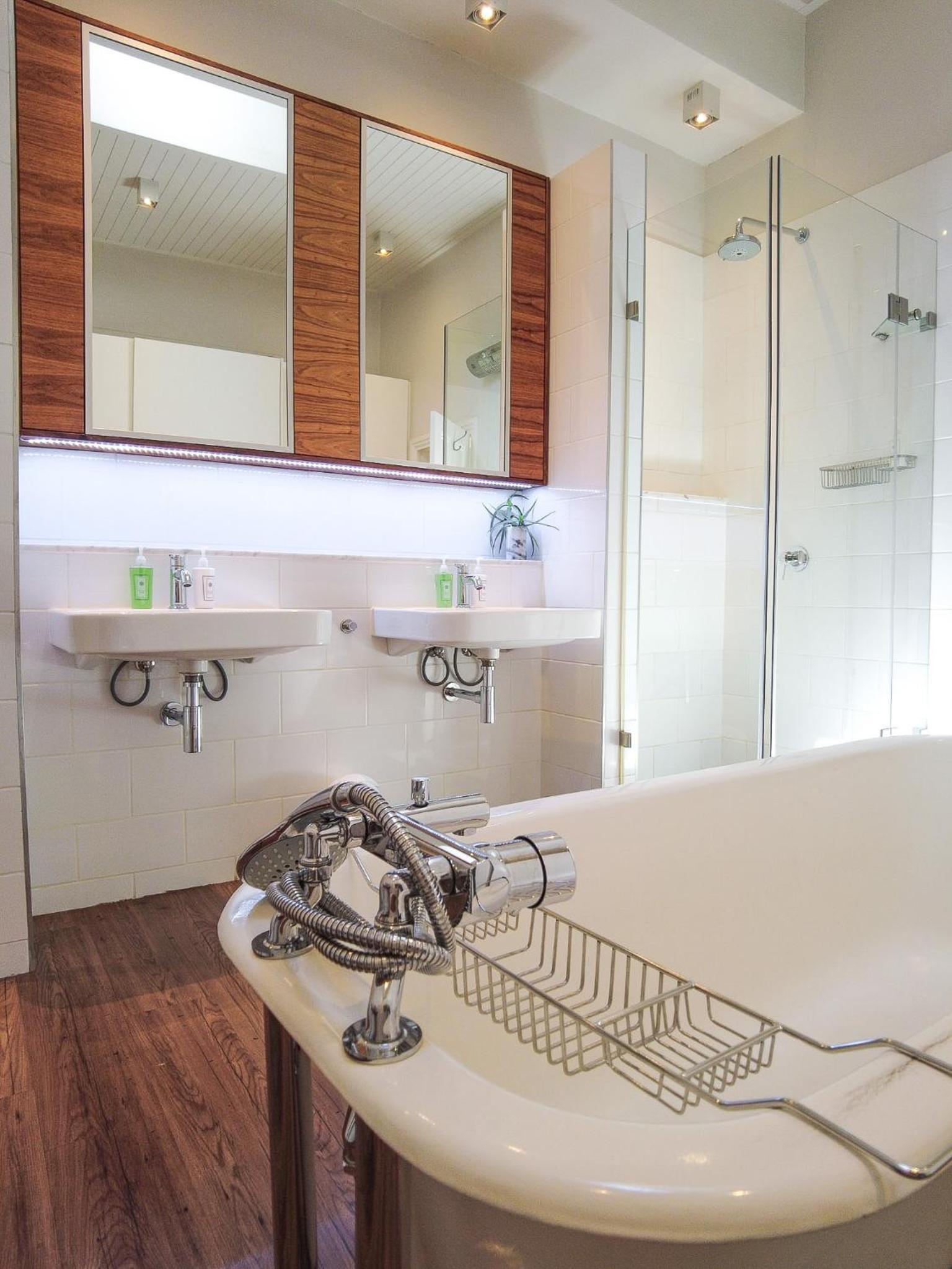 Deluxe Queen Suite - Photo 4