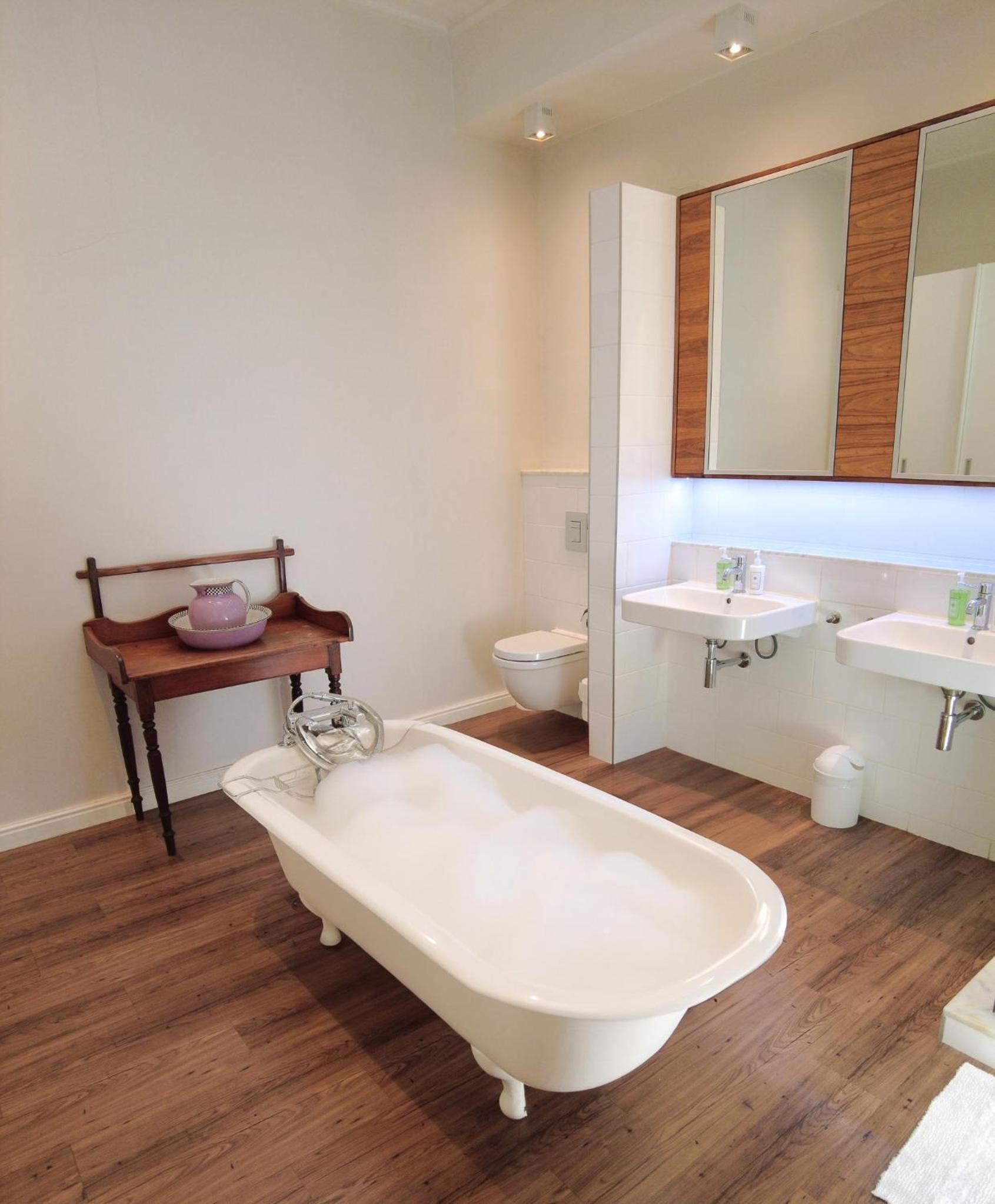 Deluxe Queen Suite - Photo 5