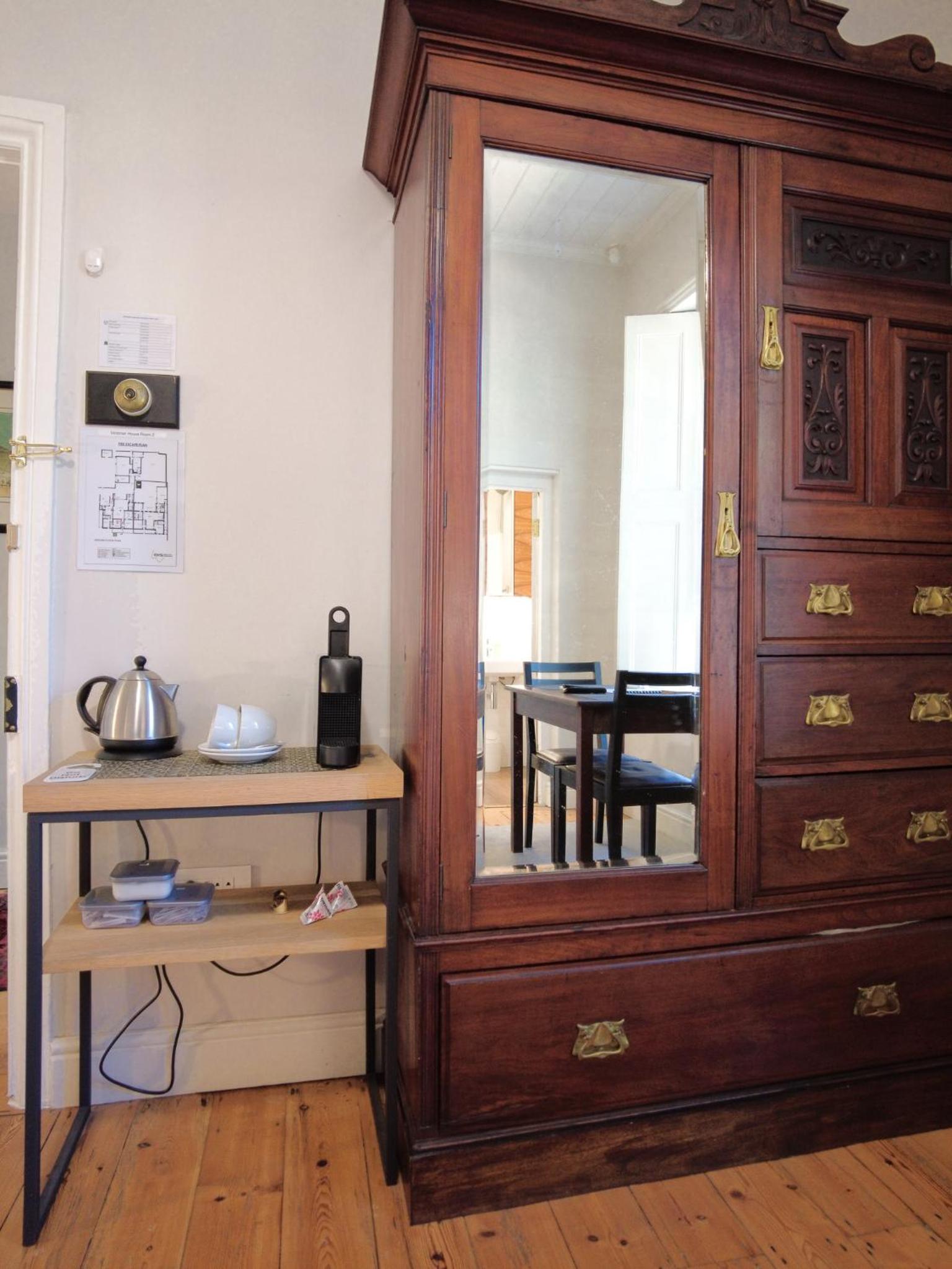 Victorian Twin Room 1 - Photo 9