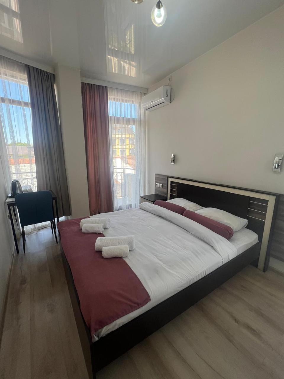 Double Room with Balcony - Photo 11