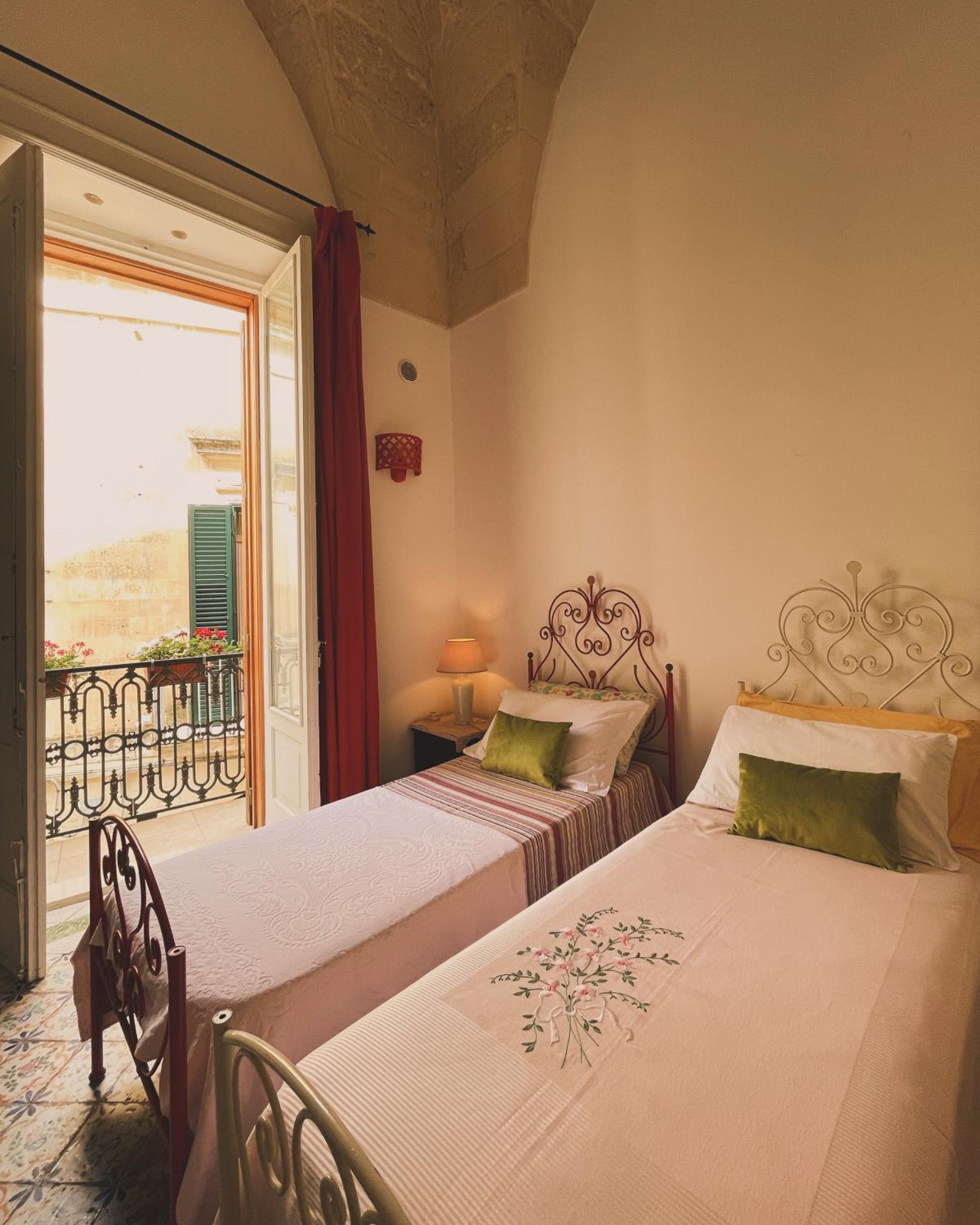 Quadruple Room with Balcony - Photo 8