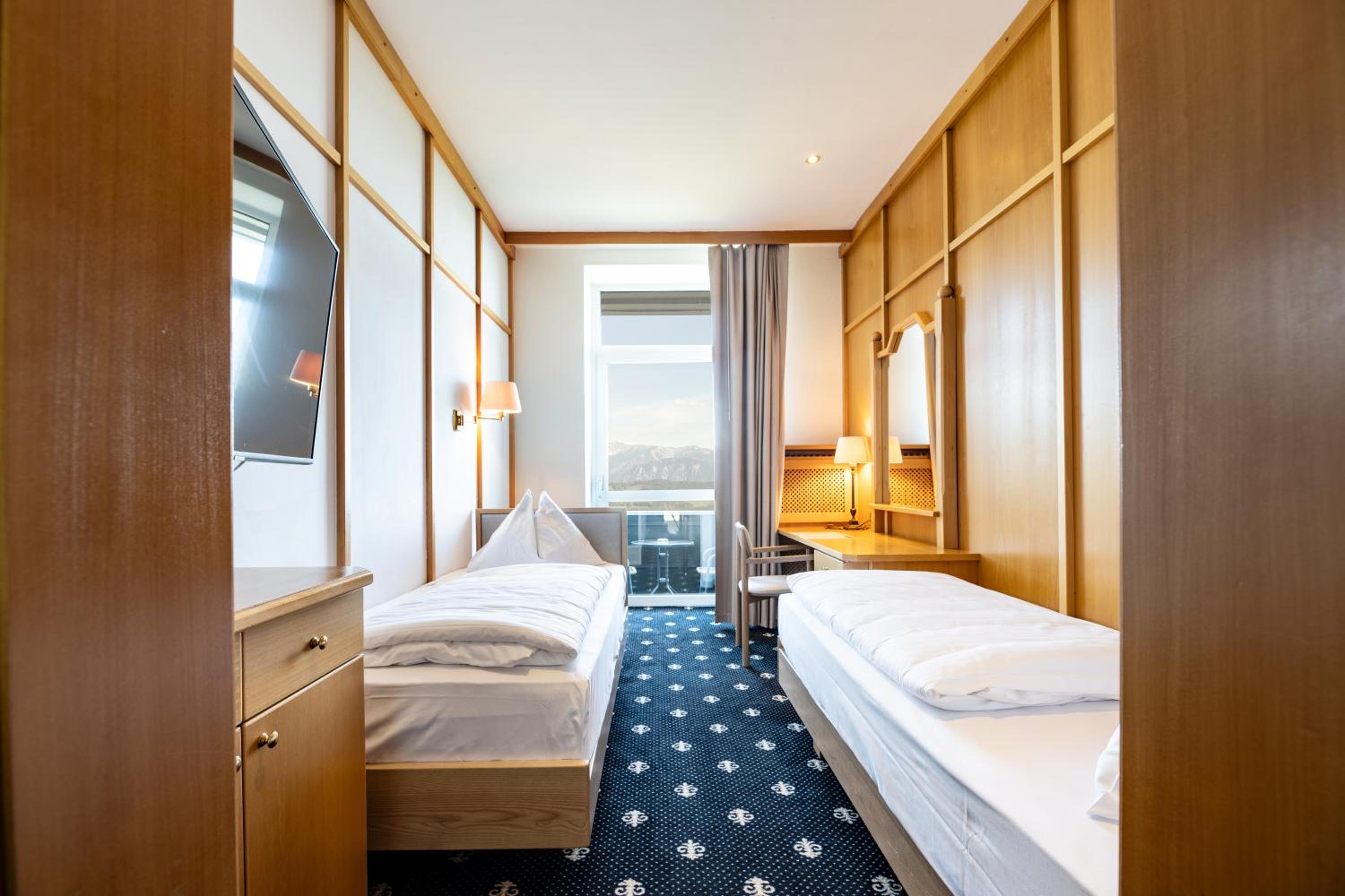 Twin Room with Balcony photo 2