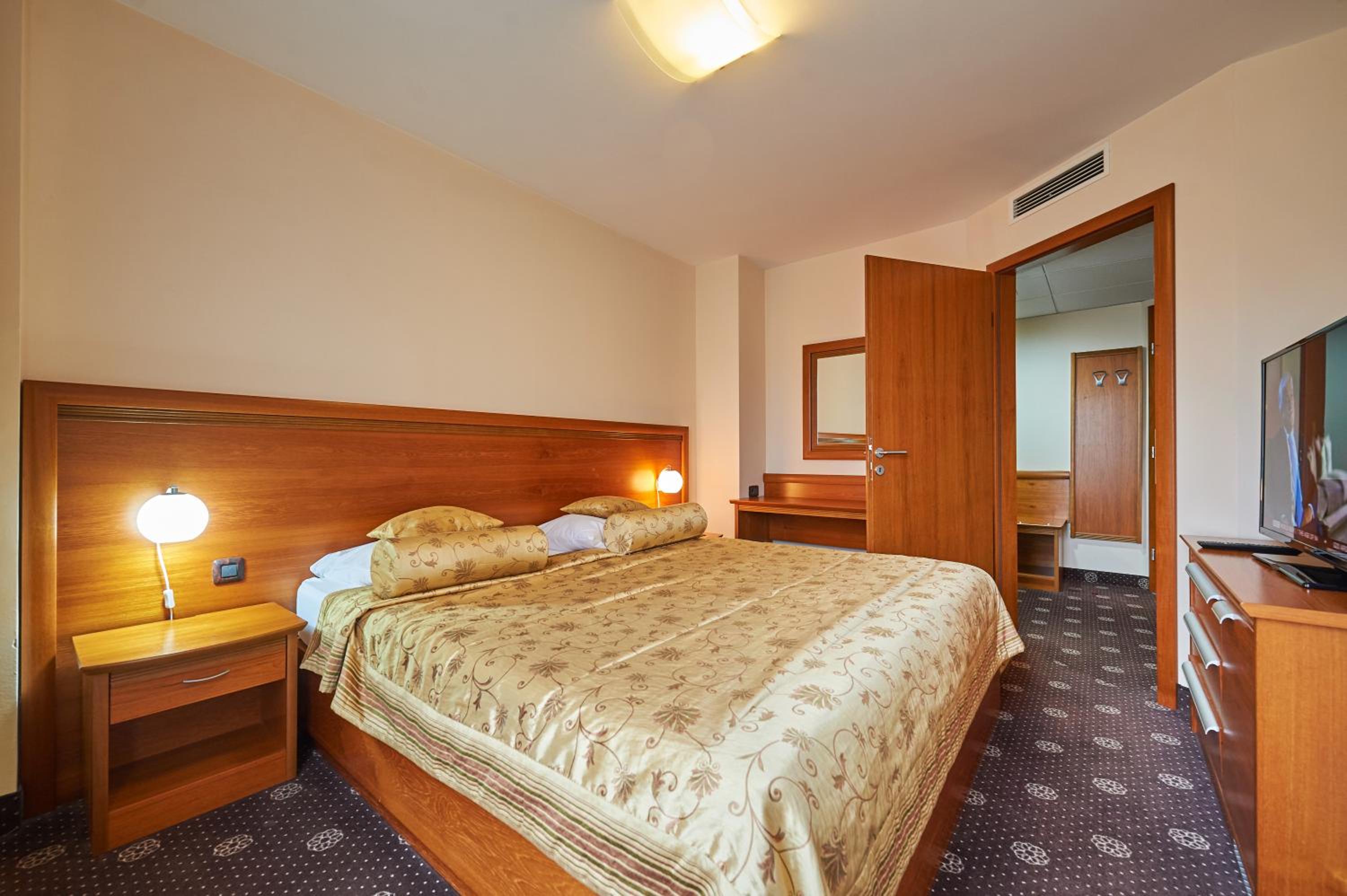 Double or Twin Room with Garden View - Photo 1