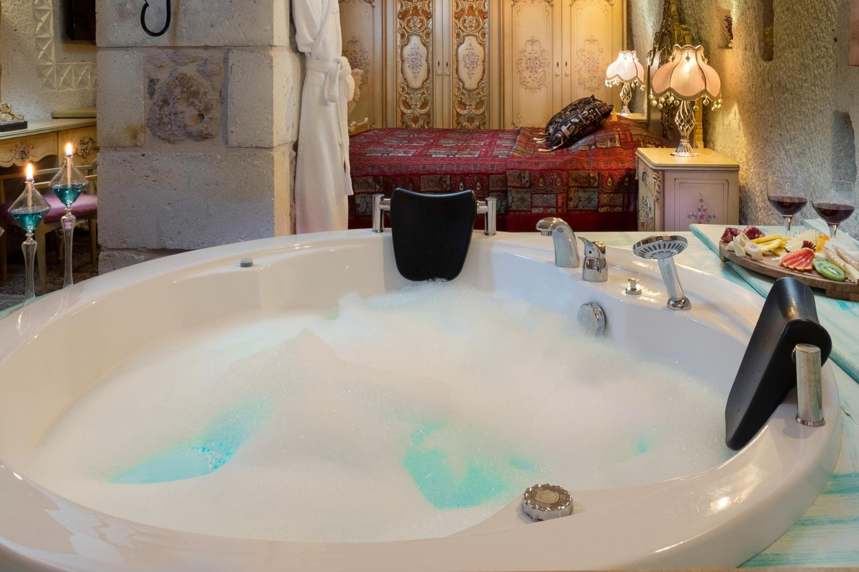 Deluxe Cave Suite - Photo 13