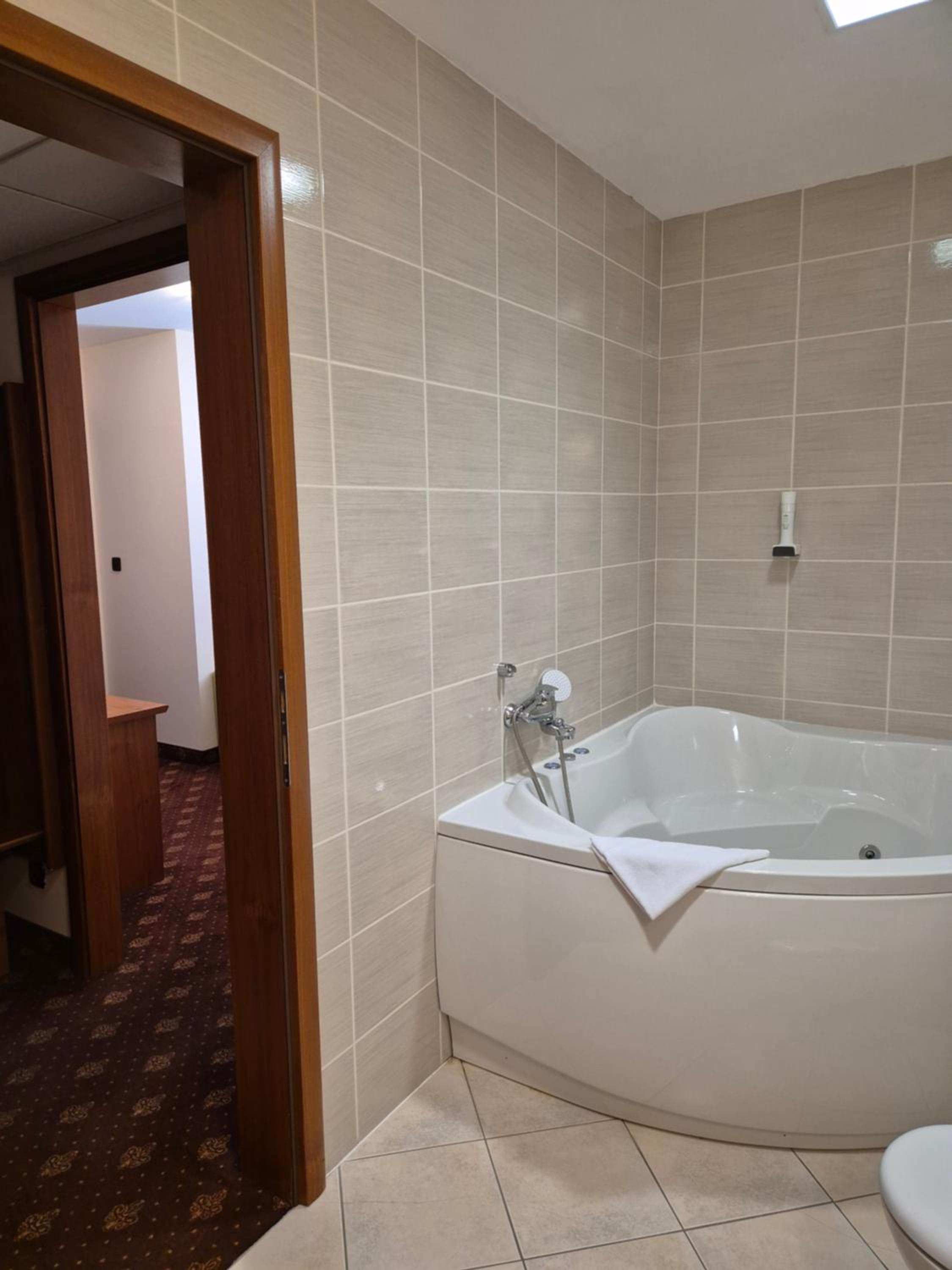 Suite with Spa Bath - Photo 4