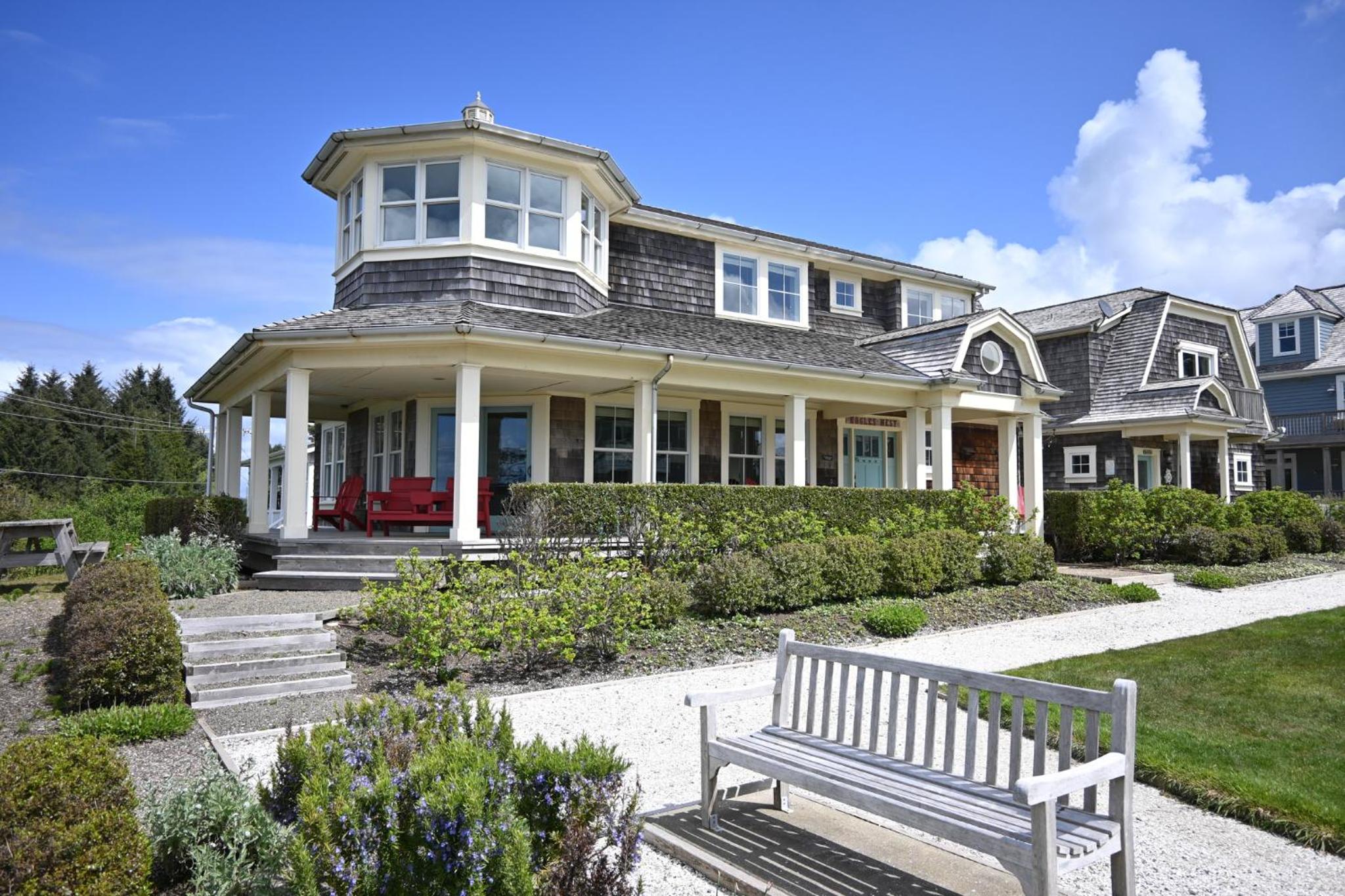 Five-Bedroom House photo 3