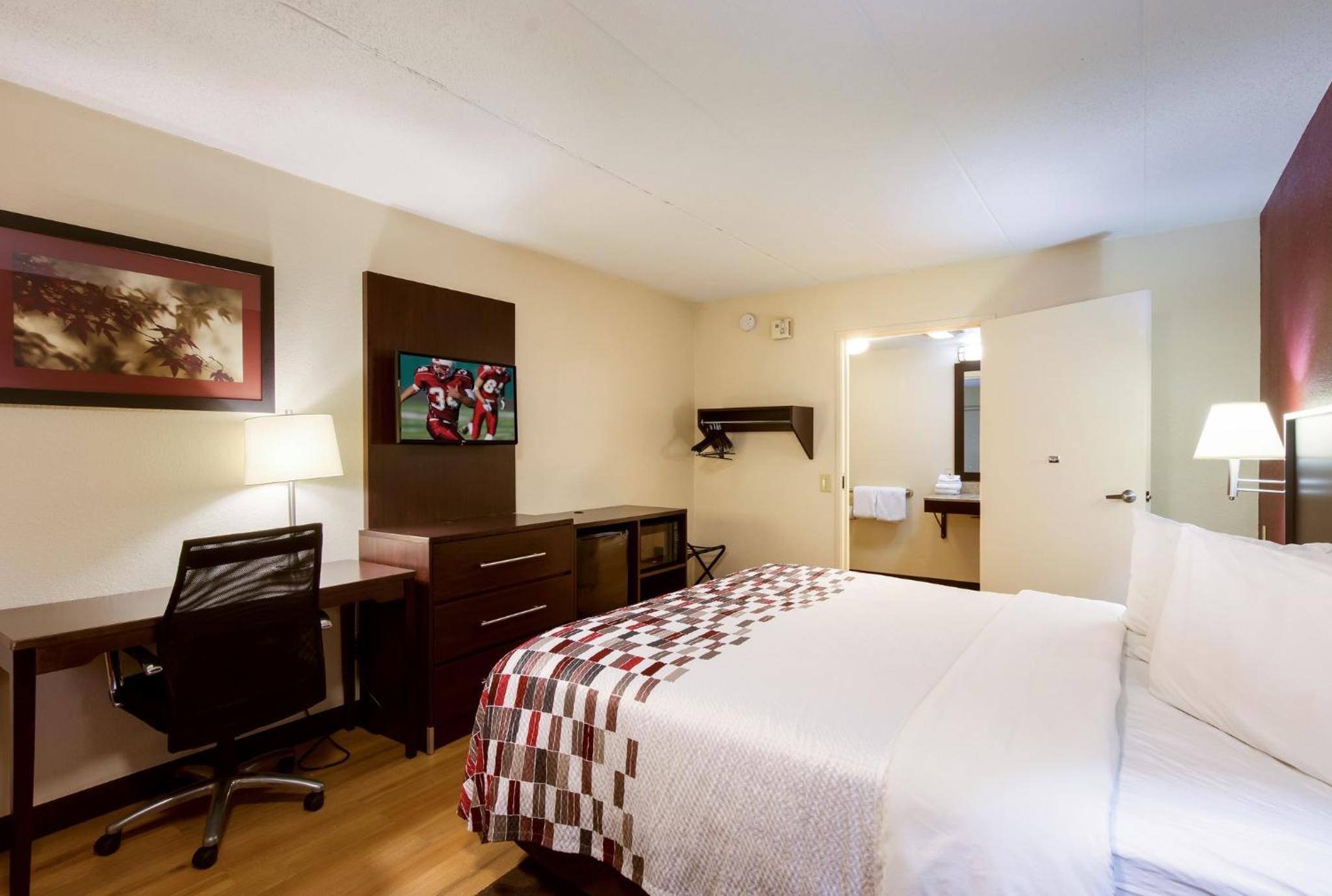 Superior King Room Disability Access Smoke Free - Photo 10