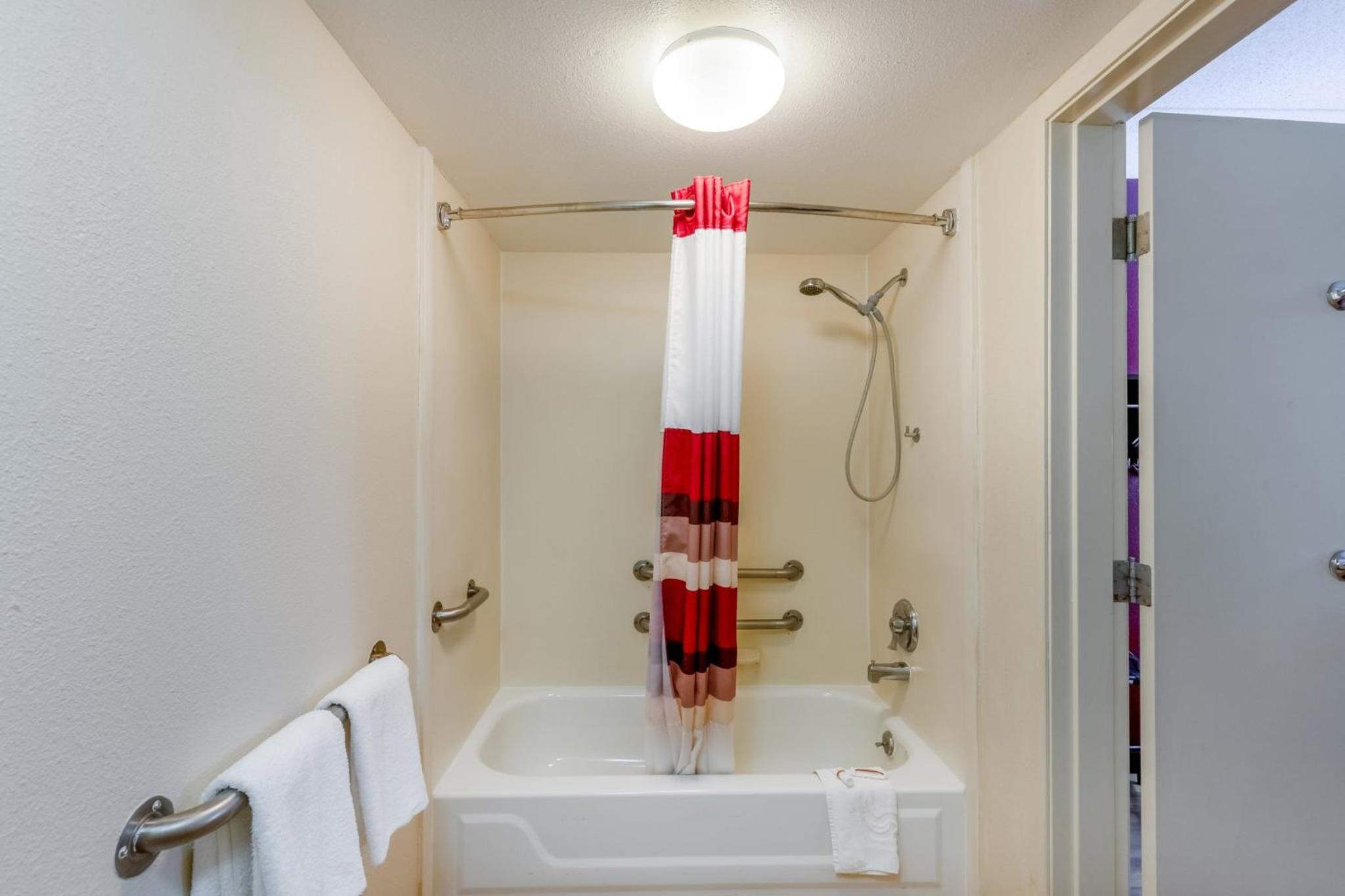 Superior King Room Disability Access Smoke Free - Photo 9