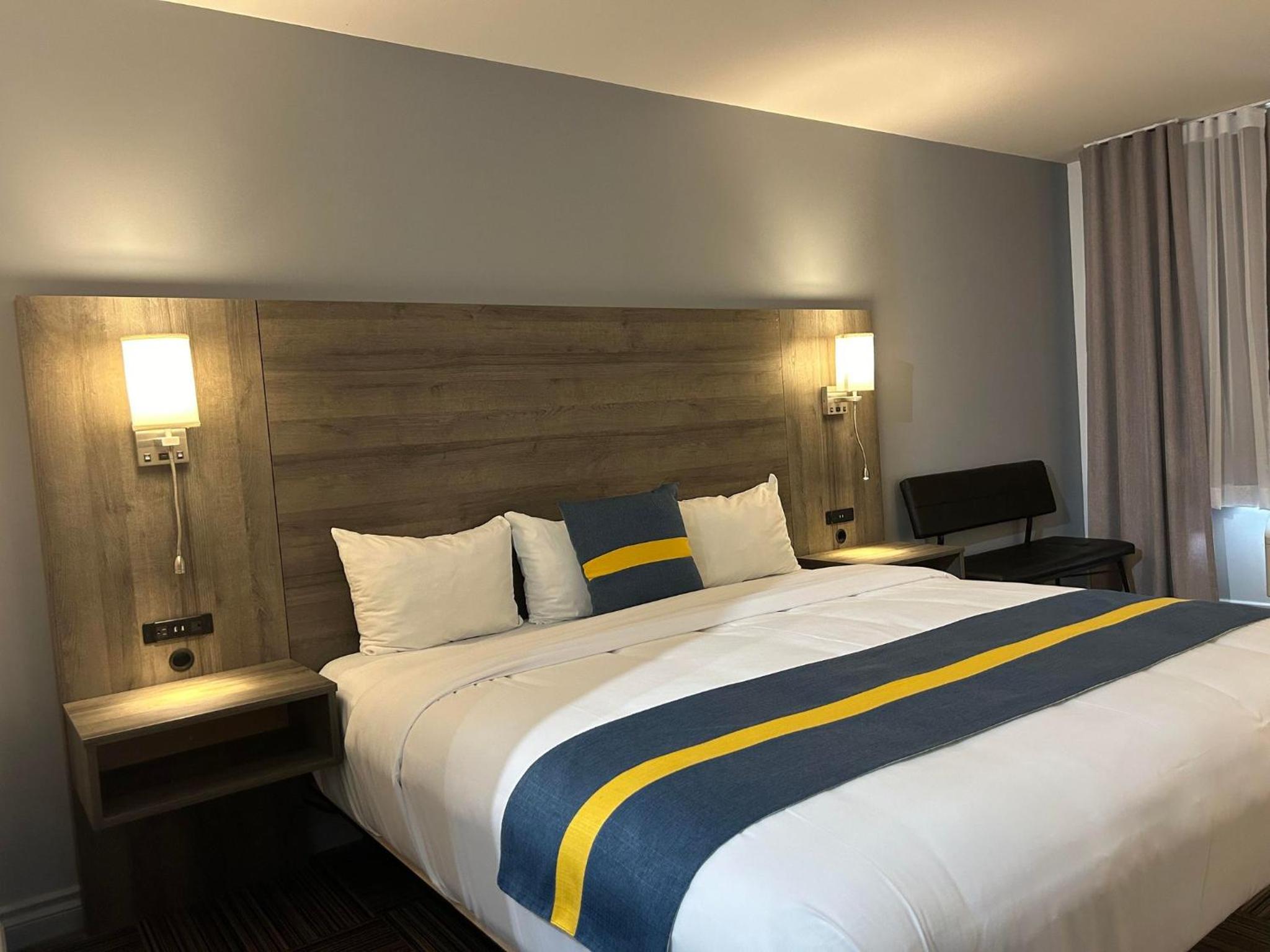 Deluxe King Room - Photo 2